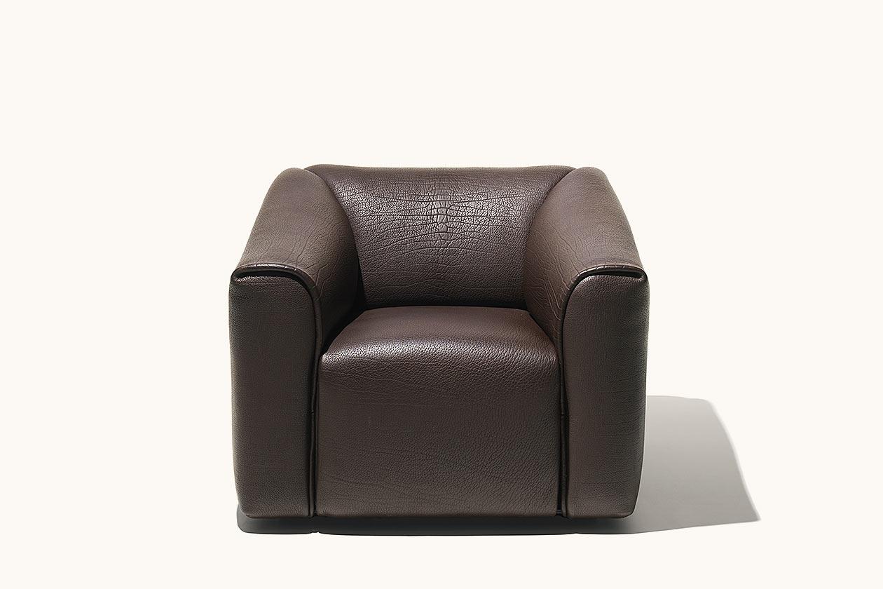 DS-47 ist als zwei- und dreisitziges Sofa sowie als Sessel und Hocker erhältlich. 5 mm dickes Nackenleder, erkennbar an den charakteristischen Fettfalten, verleiht ihm einen unverwechselbaren Ausdruck, der es leicht erkennbar macht. Für alle Teile,
