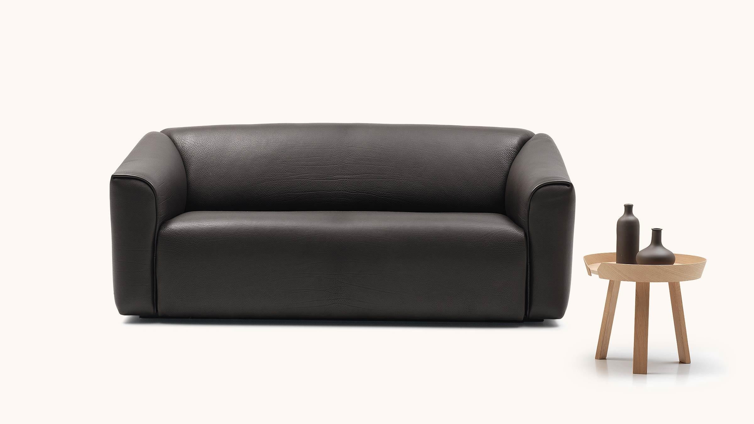 DS-47 ist als zwei- und dreisitziges Sofa sowie als Sessel und Hocker erhältlich. 5 mm dickes Nackenleder, erkennbar an den charakteristischen dicken Falten, verleiht ihm einen unverwechselbaren Ausdruck, der es leicht erkennbar macht. Für alle