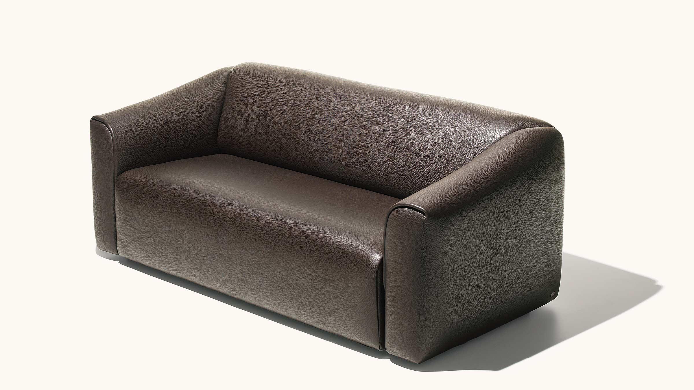 DS-47 est disponible en tant que canapé à deux et trois places, ainsi qu'en tant que fauteuil et tabouret. Le cuir NECK de 5 mm d'épaisseur, reconnaissable à ses grosses rides caractéristiques, lui confère une expression unique qui le rend facile à