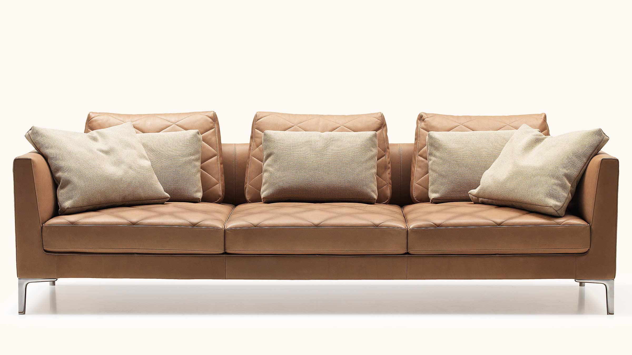 Available as a sofa, armchair, stool or récamiere, the DS-48 enables the typical De Sede seating experience, characterized by high quality and unique durability. Loose fabric cushions round off the search for time- less elegance and enable both