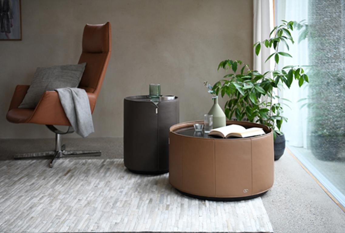 The modern table construction is wrapped all around in high-quality, stretchable and adaptable leather. The stylishly selected tabletop completes this exclusivity: made of glass or marble, it is elegantly embedded in the construction and makes the