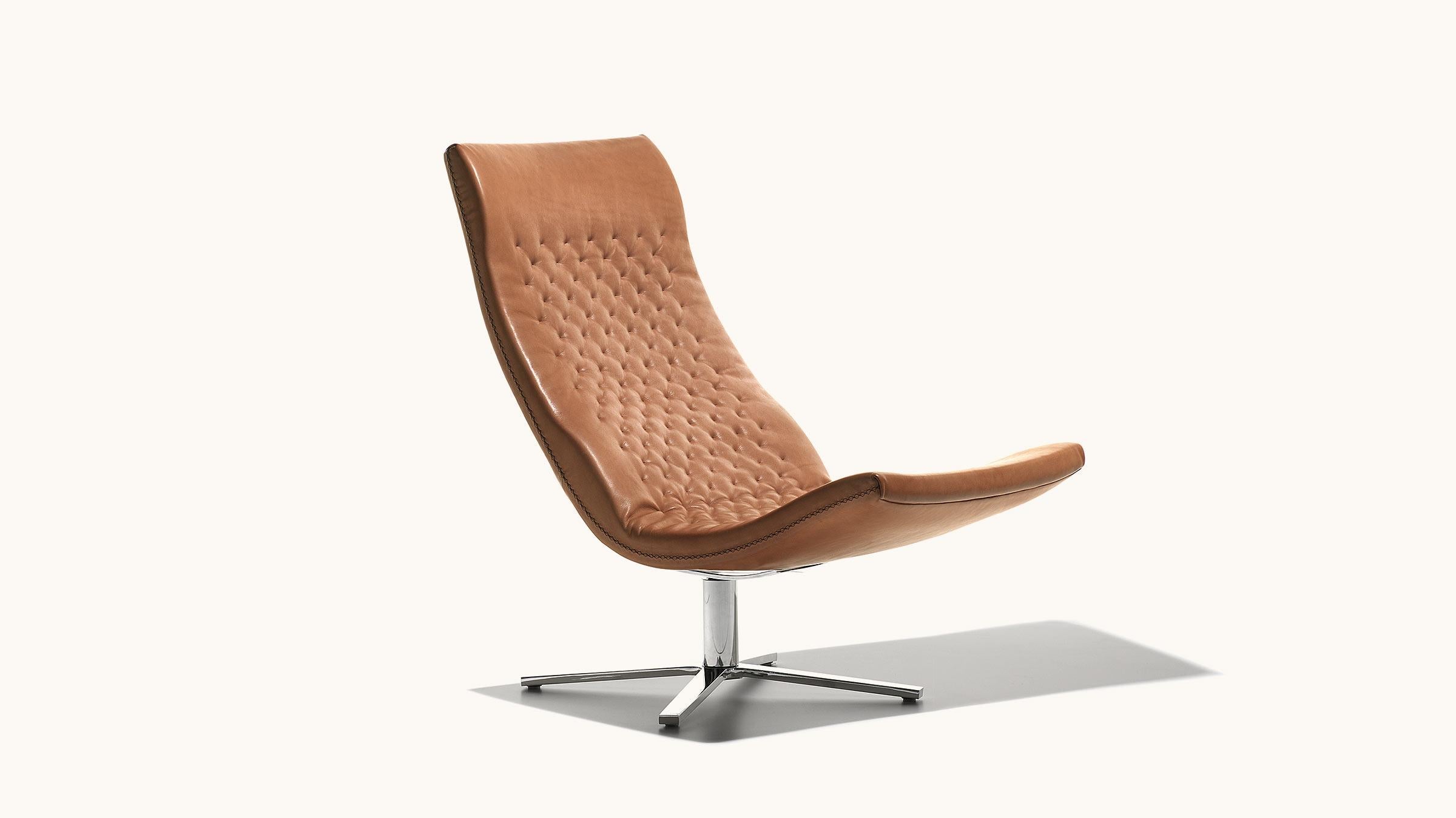 Le fauteuil pivotant DS-51 a contribué à établir la réputation mondiale de De Sede pour le travail manuel suisse et la production de la plus haute qualité. Disponible au choix avec ou sans accoudoirs, ce classique du design garantit un confort élevé