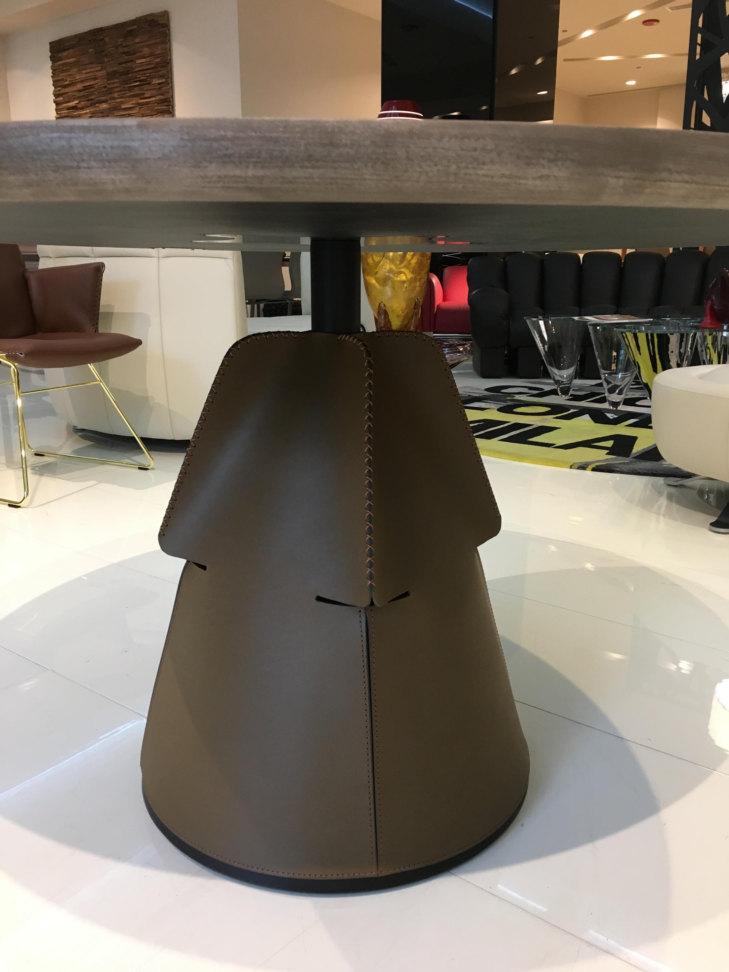 As leather experts, it is our great passion to experiment with leather as a material. With DS-615, we succeeded in achieving a major accolade as we were able to make the idea of bringing our leather to the table a reality.
 
The DS-615 table