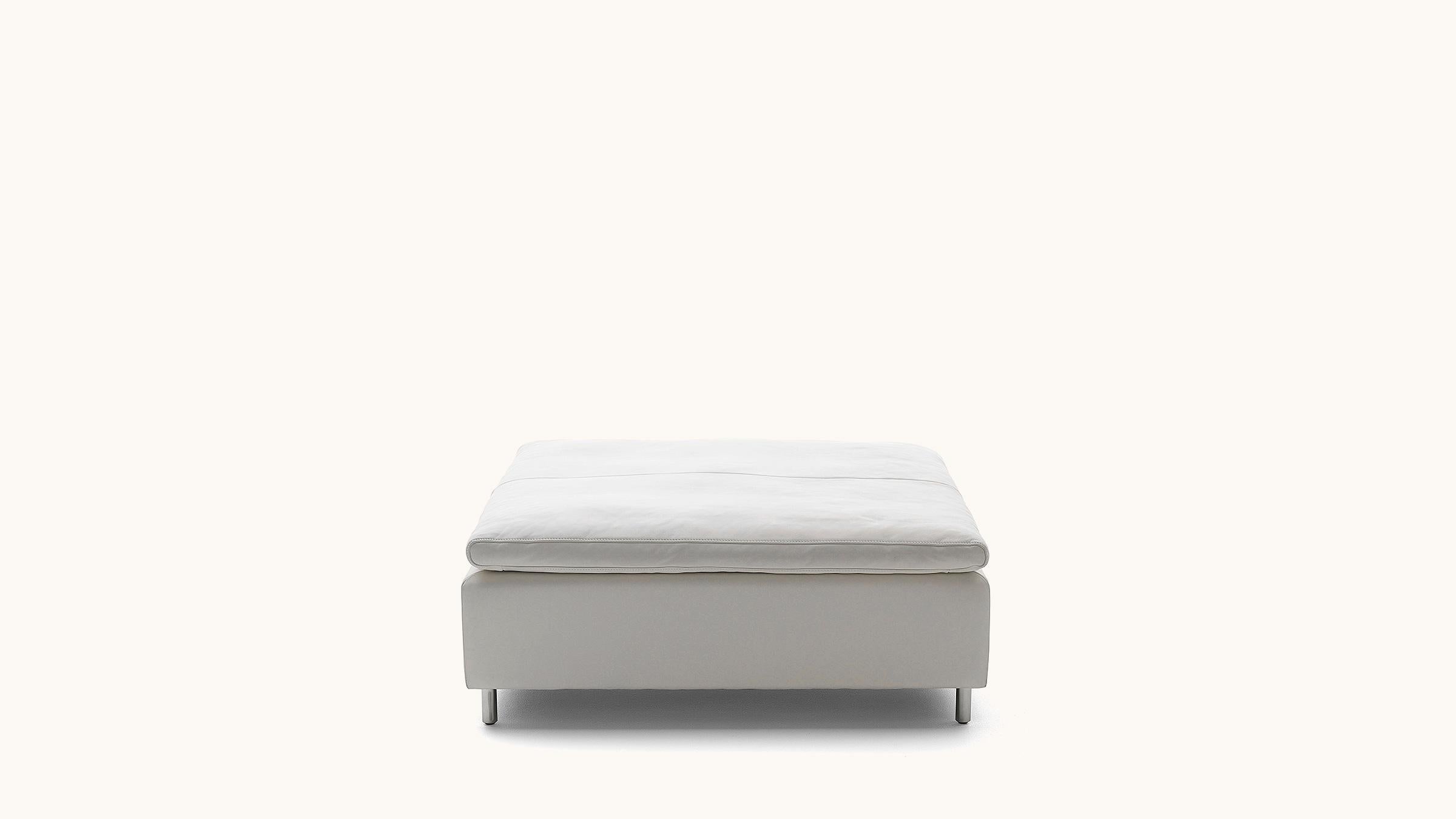 Una forte interpretazione dell'idea di salotto; un oggetto quotidiano senza tempo e allo stesso tempo un pezzo da esposizione. L'elevato comfort di seduta e le numerose possibilità di utilizzo sono sorprendenti. Contorni netti con una funzione unica