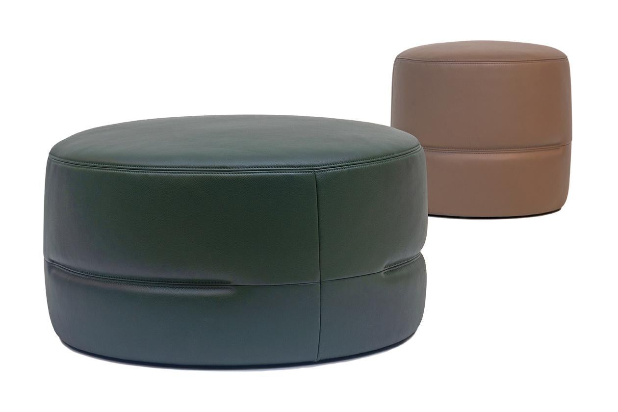 According to the motto “less is more” the DS-760 Pouf presents itself unobtrusively, but nevertheless as an eye-catcher. Not only its two form variations show that the stool can be placed in any room – on any furniture – its clear and at the same