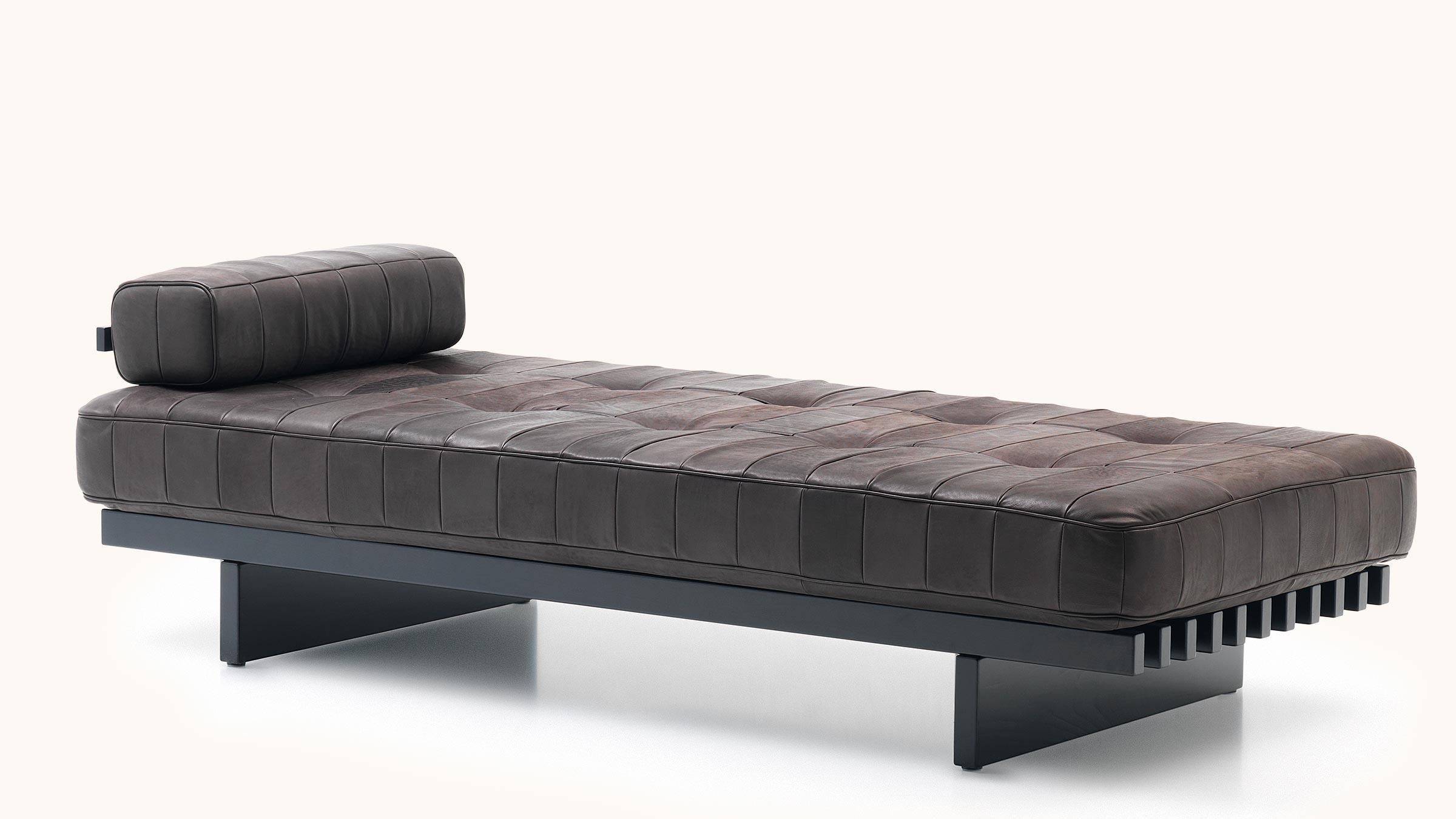 Feet up and just unwind – our DS-80 relocates sleep to the daytime hours, the time when we are supposed to be active and getting things done. Its subtle appearance reminds us to take a relaxing break from our hectic everyday lives once in a while –