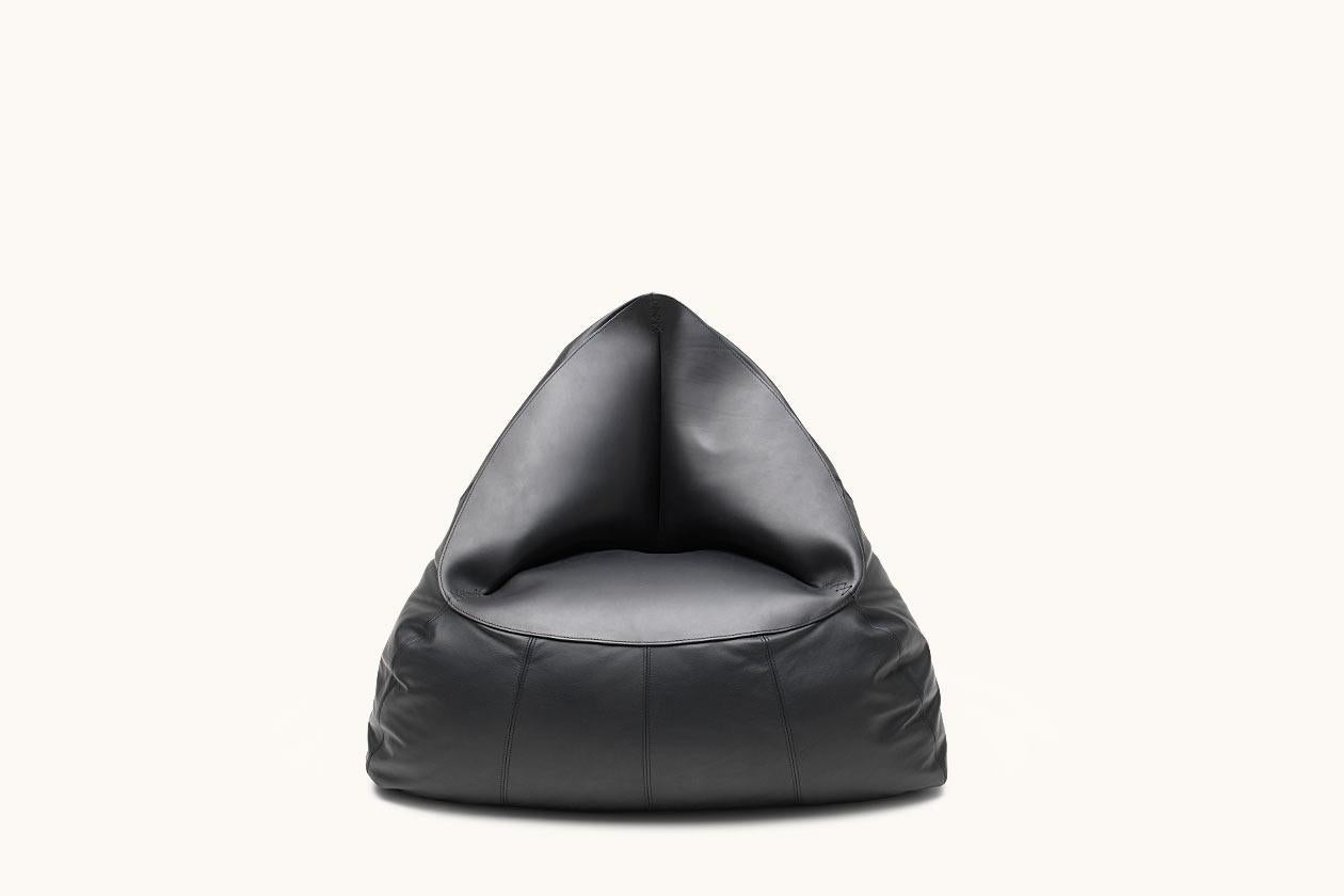 Beanbags have long been part of the De Sede inventory. With the DS-9090 the Swiss manufacture has now gone one step further. Launched in 2018, a beanbag was created in which casual seating is optimized and redefined through comfort and appearance. A