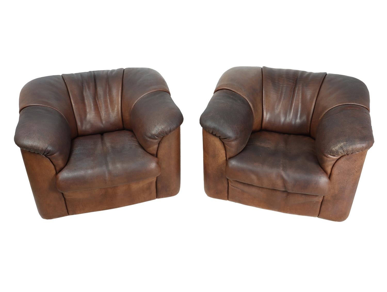 DeSede DS45 chairs in brown neck leather
A pair of De Sede armchairs produced 1984 using 5mm thick aniline neck leather the chairs are very heavy and very solid there is no damage to the leather and age related wear to armrests

 

Age: