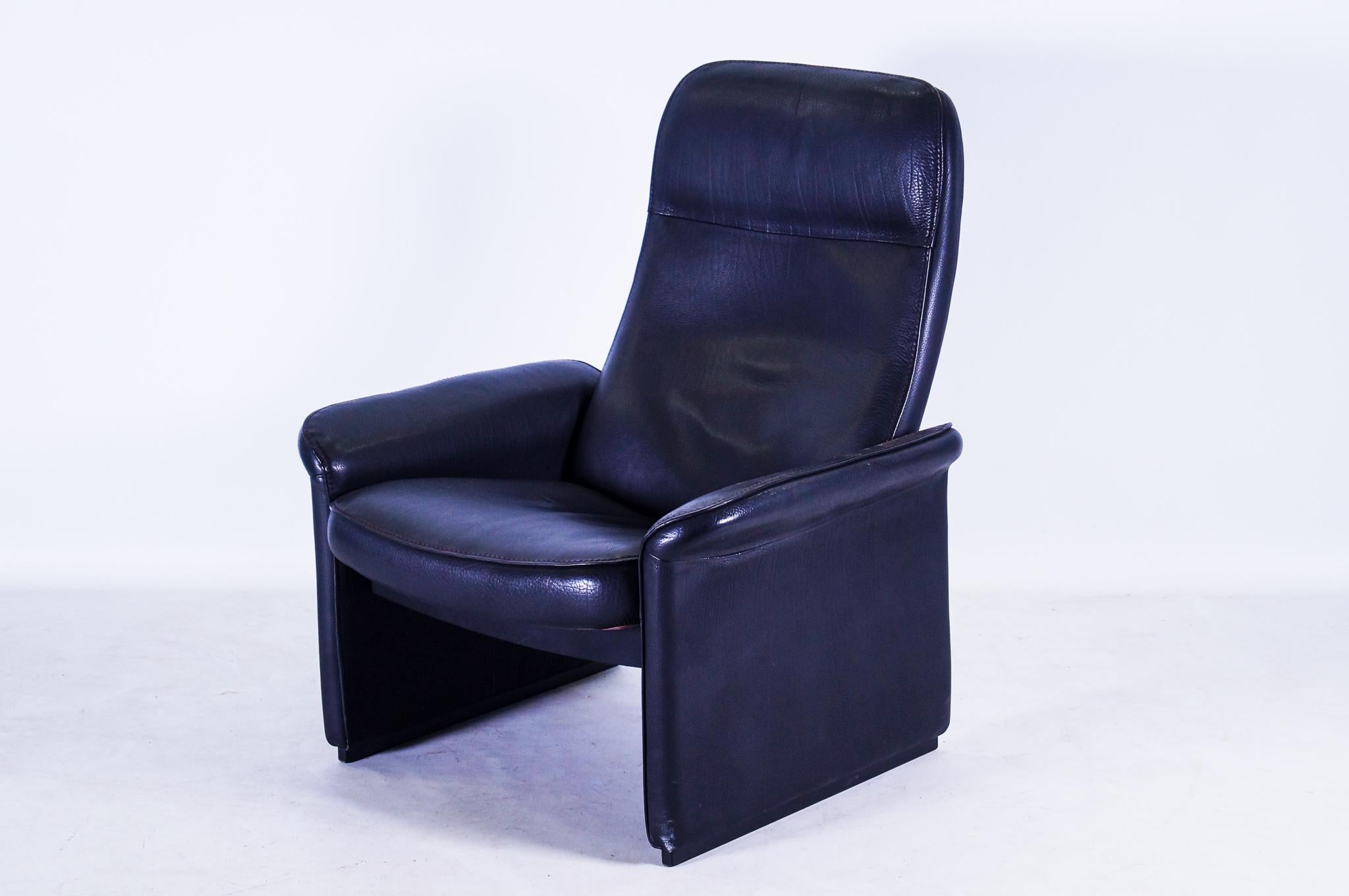 The DeSede armchair DS-55 is a stylish design from the collection of the Swiss brand De Sede. This brand is known for its extremely comfortable seating of a very high quality. This timeless armchair has an adjustable back and seat. DS-55 has a