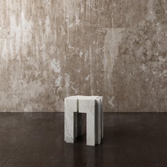 Taburete esculpido geométrico contemporáneo nº 1 de ónice blanco de Pietro Franceschini