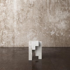 Sgabello geometrico contemporaneo in onice bianco No.2 Sculpted Stool di Pietro Franceschini