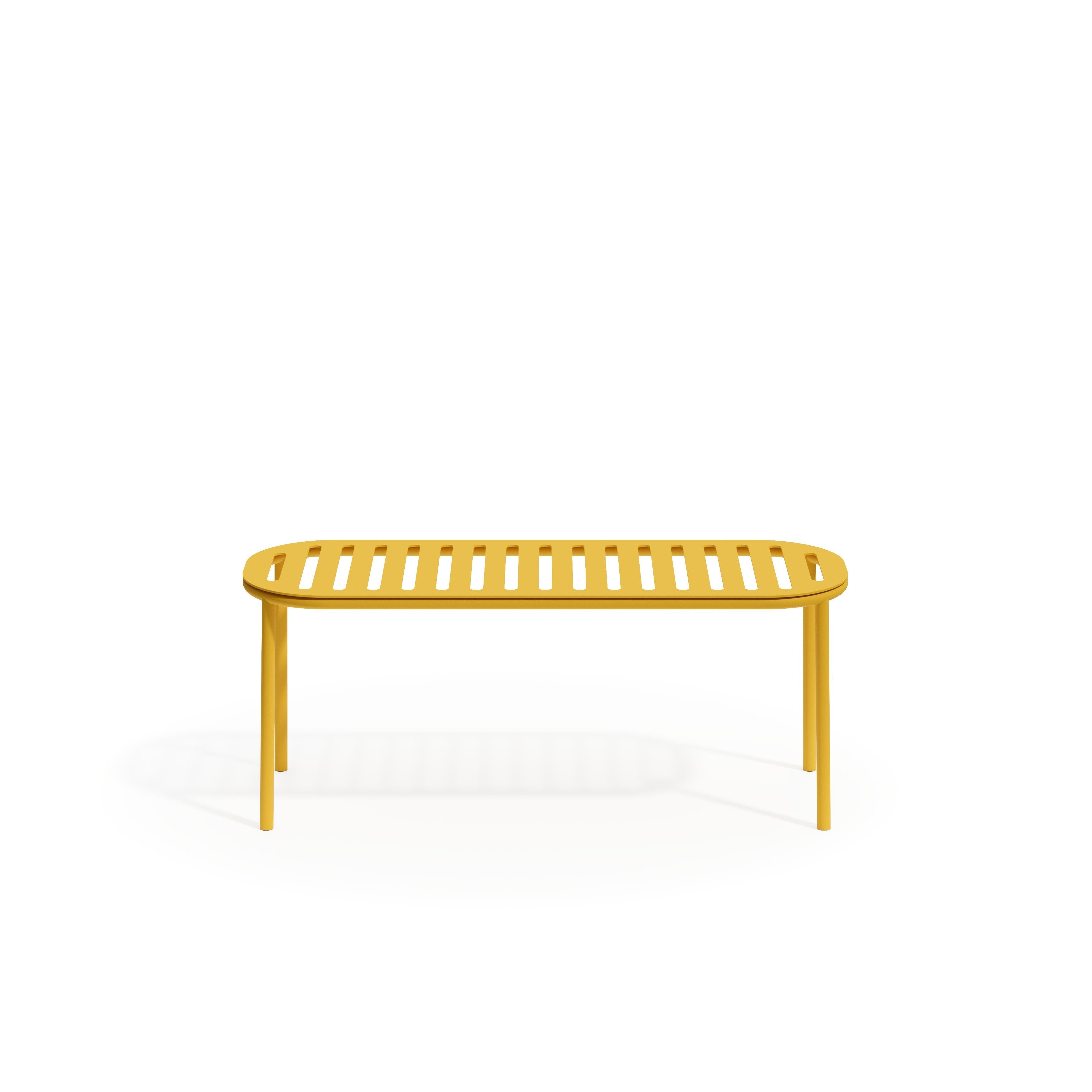 Die Desert Bench vereint Schlichtheit, Langlebigkeit und Anpassungsfähigkeit in einem geradlinigen Design. Ob im Garten, auf der Terrasse oder im Wohnzimmer, er bietet flexible Sitzgelegenheiten, die sich in jeder Umgebung wohlfühlen. Er eignet sich