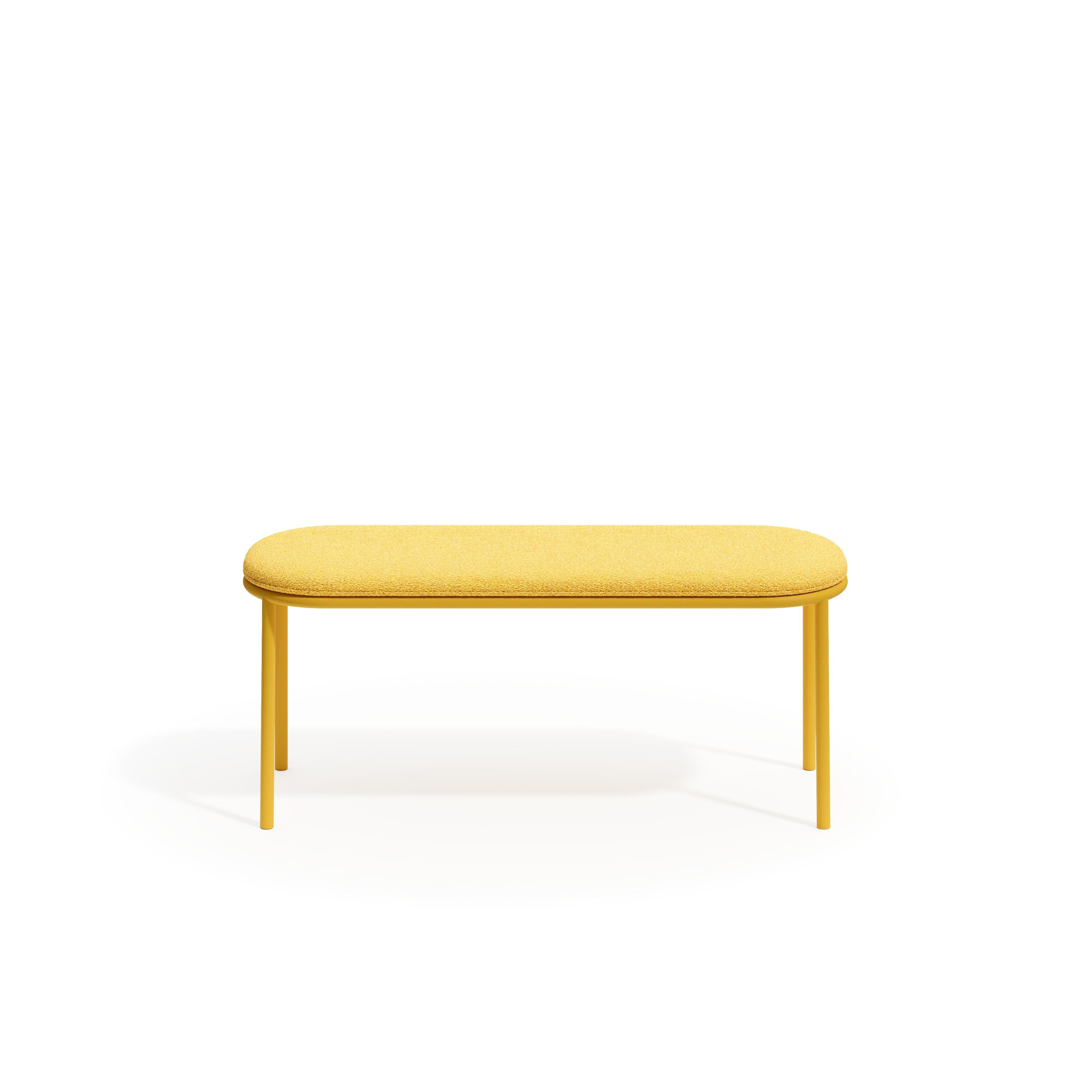 Die Desert Bench vereint Schlichtheit, Langlebigkeit und Anpassungsfähigkeit in einem geradlinigen Design. Ob im Garten, auf der Terrasse oder im Wohnzimmer, er bietet flexible Sitzgelegenheiten, die sich in jeder Umgebung wohlfühlen. Er eignet sich