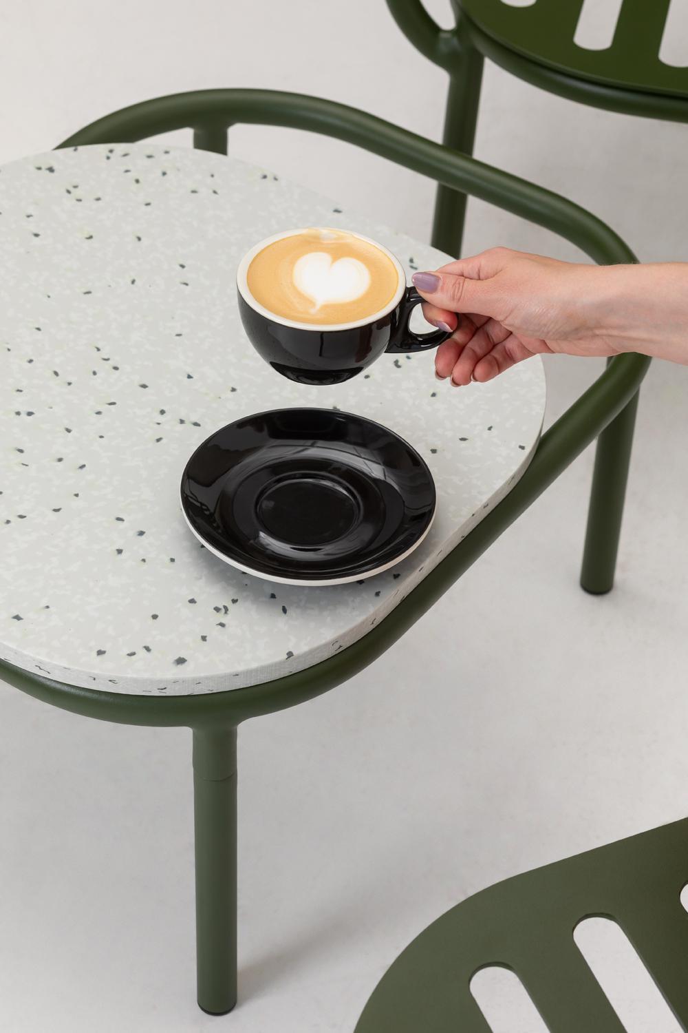 Grande table basse en aluminium désert avec plateau en plastique recyclé par Joyf Neuf - En vente à LUBLIN, PL