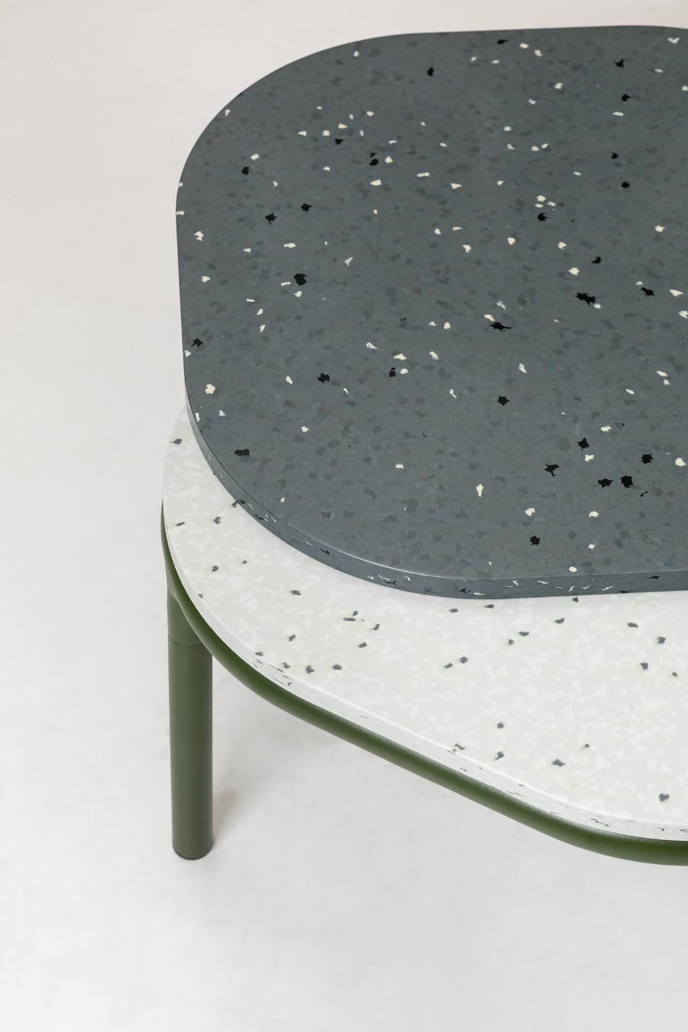 Aluminium Grande table basse en aluminium désert avec plateau en plastique recyclé par Joyf en vente