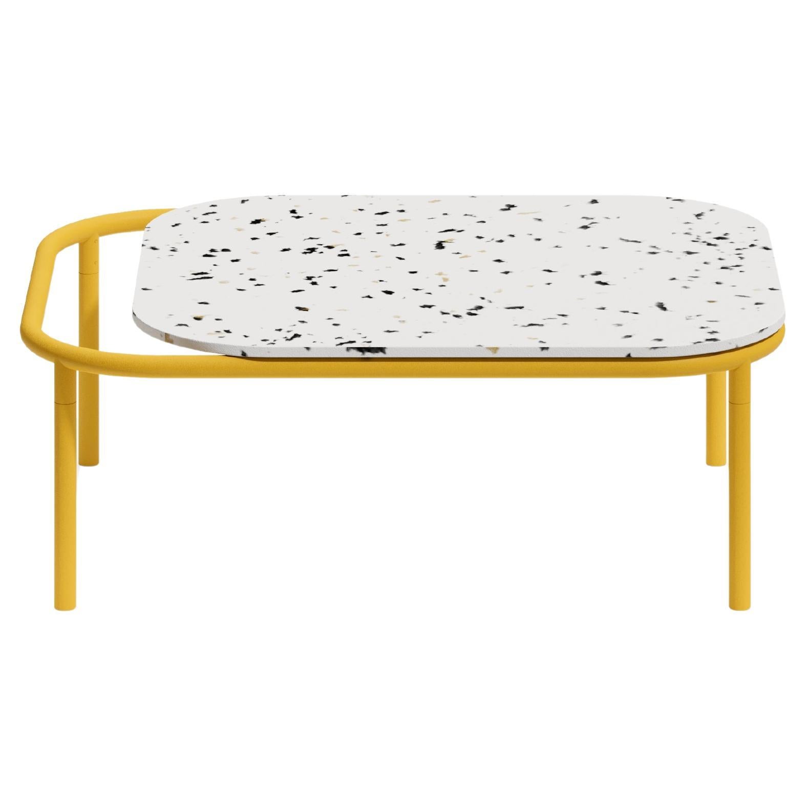 Grande table basse en aluminium désert avec plateau en plastique recyclé par Joyf en vente