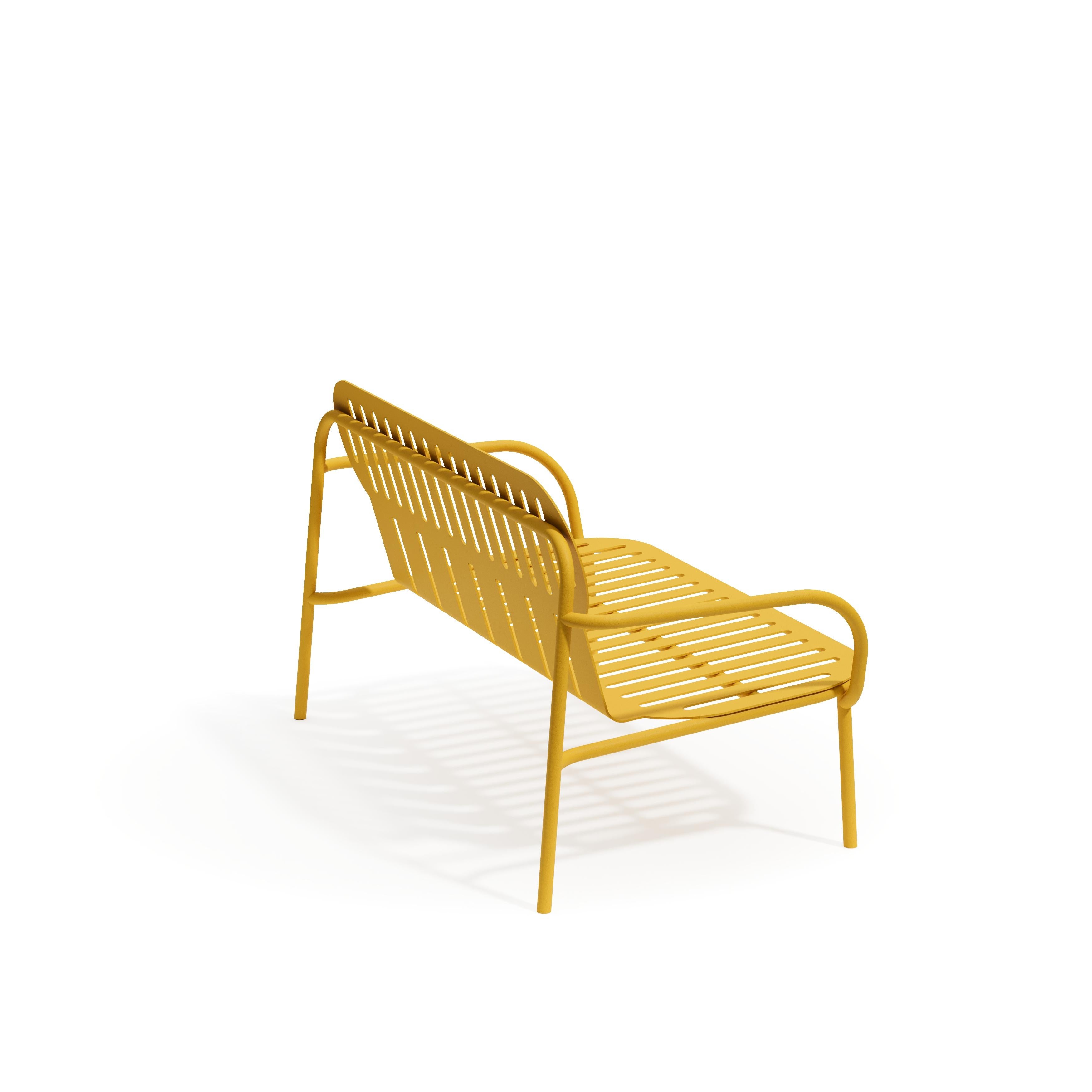 Desert Lounge Sofa von Denis Sokolov für Joyf

Das Desert Lounge Sofa wurde für mühelose Entspannung entworfen, wo sich Komfort und klares Design in perfekter Balance treffen. Der niedrige Sitz und die stützende Rückenlehne laden zum Entspannen ein