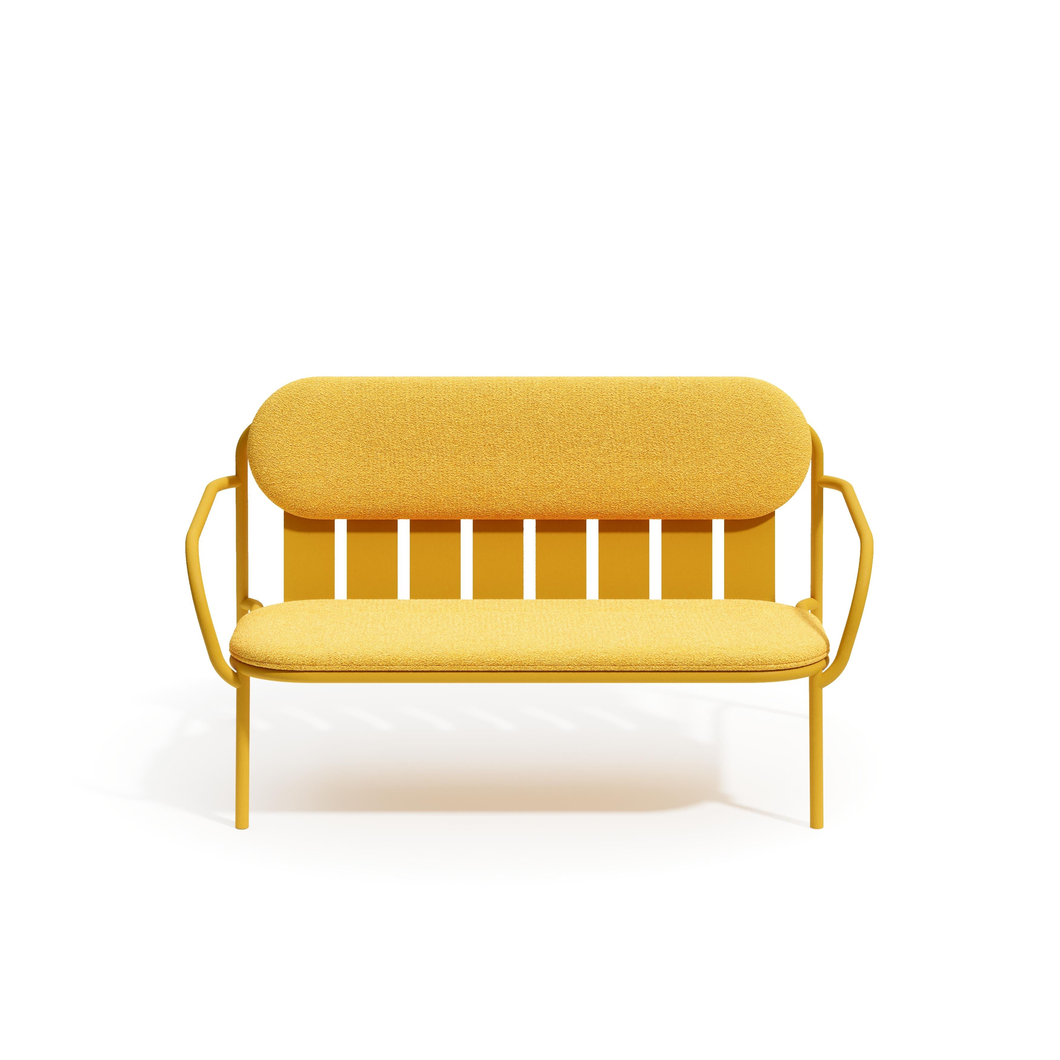 Desert Lounge Sofa von Denis Sokolov für Joyf

Das Desert Lounge Sofa wurde für mühelose Entspannung entworfen, wo sich Komfort und klares Design in perfekter Balance treffen. Der niedrige Sitz und die stützende Rückenlehne laden zum Entspannen ein
