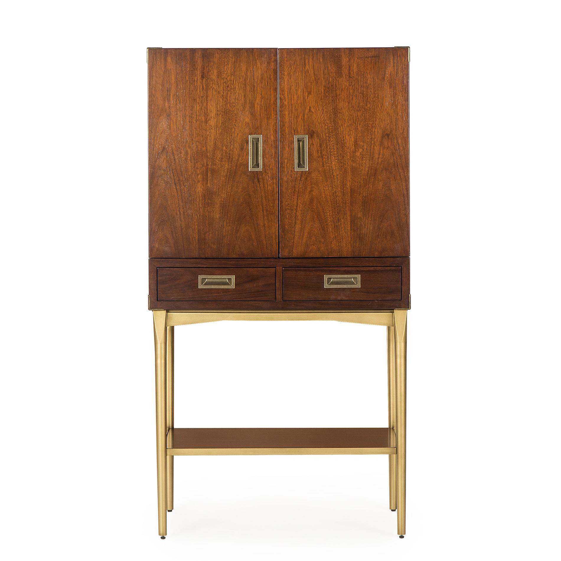 Bar cabinet desert with structure in solid acacia wood
in walnut finish. Base structure in steel in vintage brass
finish. Top include 2 doors and with glass mirror inside
doors and at the back of the inside. With 2 drawers.
With leather straps.