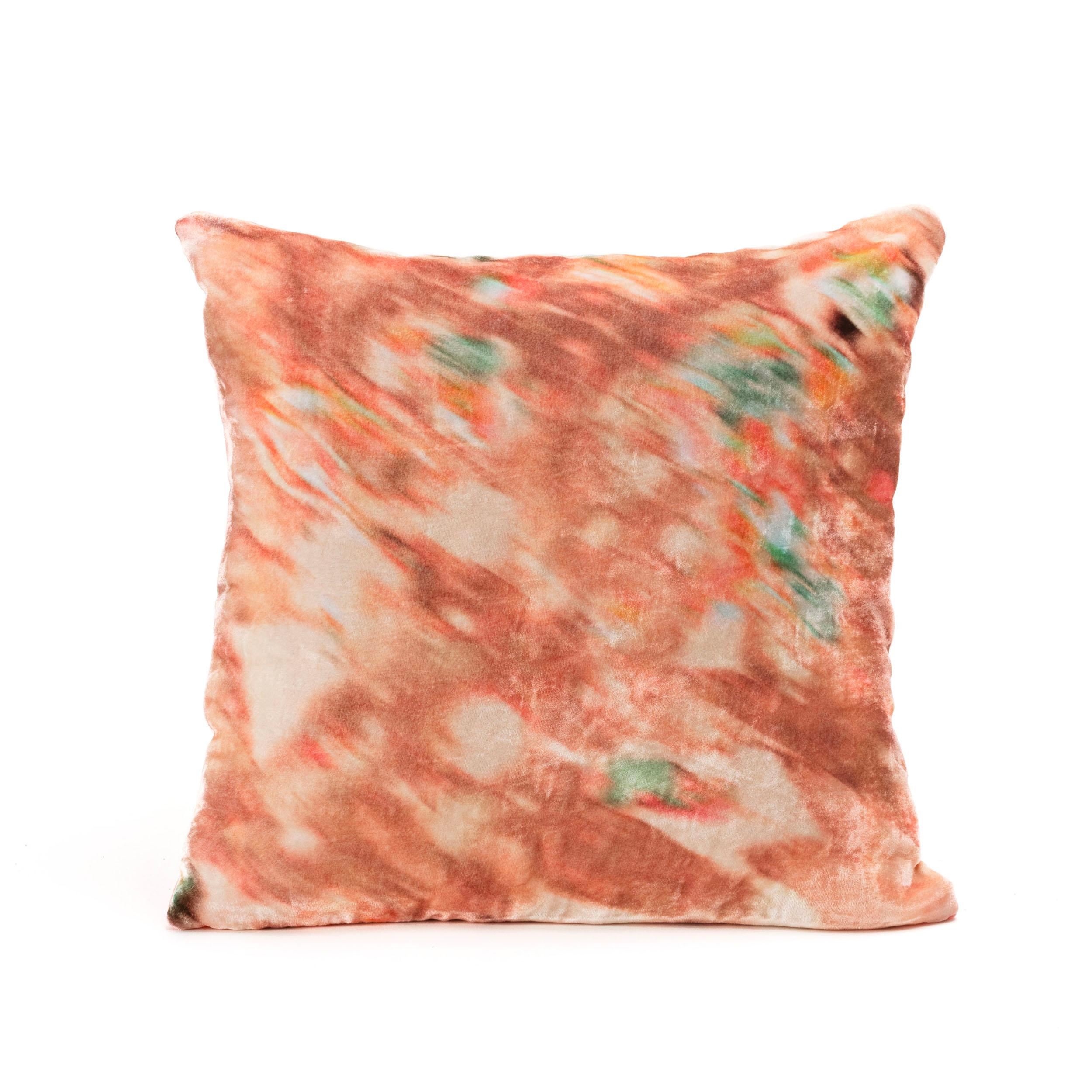 - Cuscino in velluto di seta (fronte e retro)
- Dimensioni: 45cm*45cm
- Design diverso per la parte anteriore e posteriore
- Zip laterale invisibile
- Viene fornito con riempimento, 100% kapok

I cuscini di Coralla sono un tributo alla creatività,