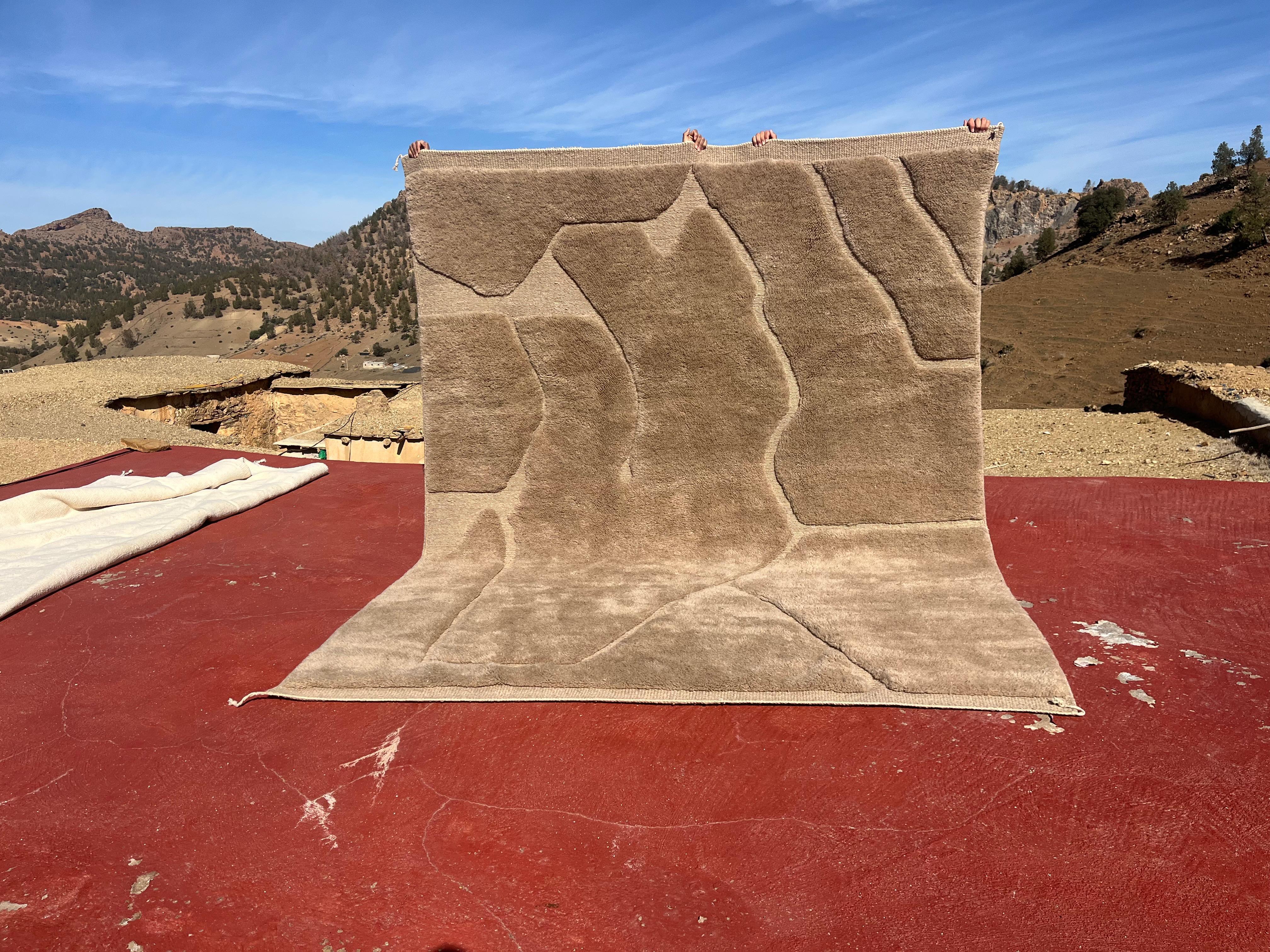 DESERT DUNES Berber Wool Rug Modern Handwoven Large Minimalist Contemporary In New Condition For Sale In Hammamet, MA