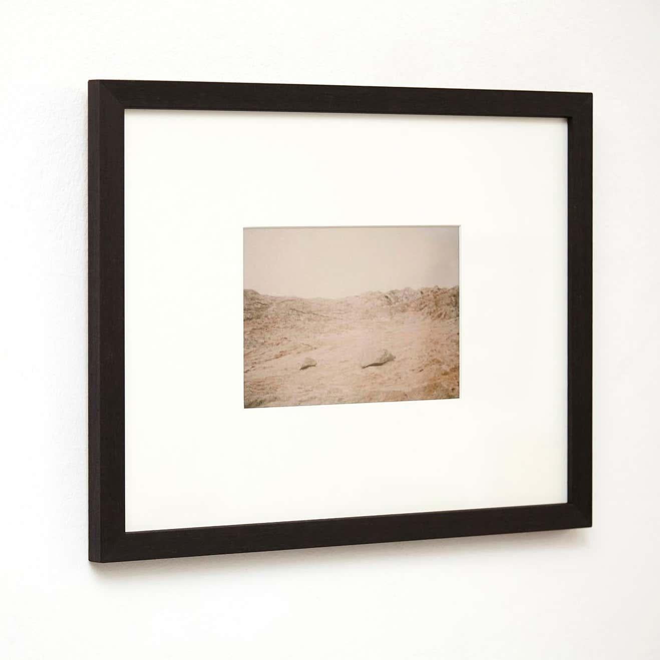 Capturez l'essence du désert avec cette superbe photo du célèbre photographe David Urbano. Faisant partie de sa série Rewind or Forward, N01, cette photographie analogique est imprimée en giclée sur papier Hahnemüler, et est signée, estampillée et