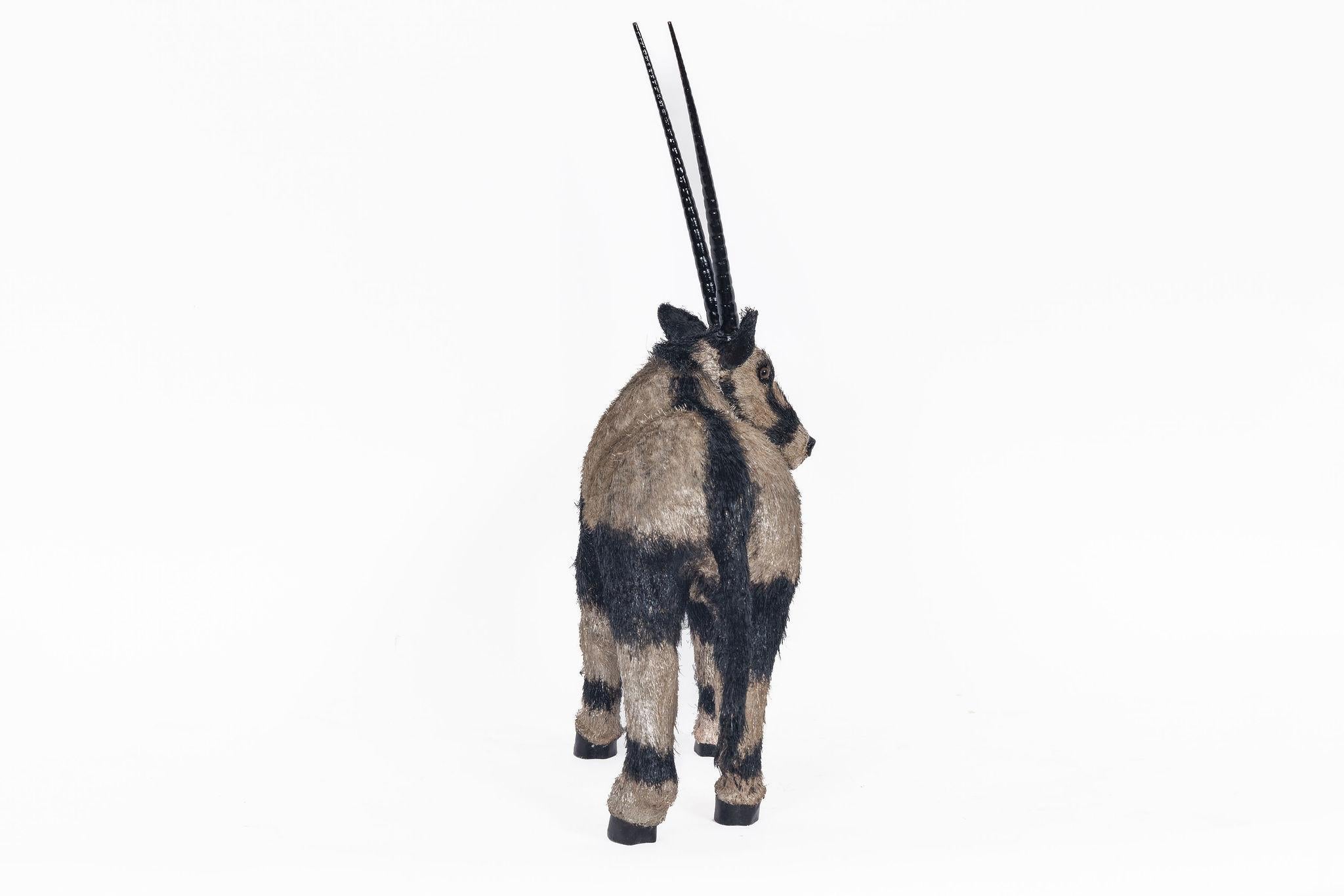XX secolo Maestà del deserto: Un Majestic Arabian Oryx in argento Sterling di Buccellati in vendita
