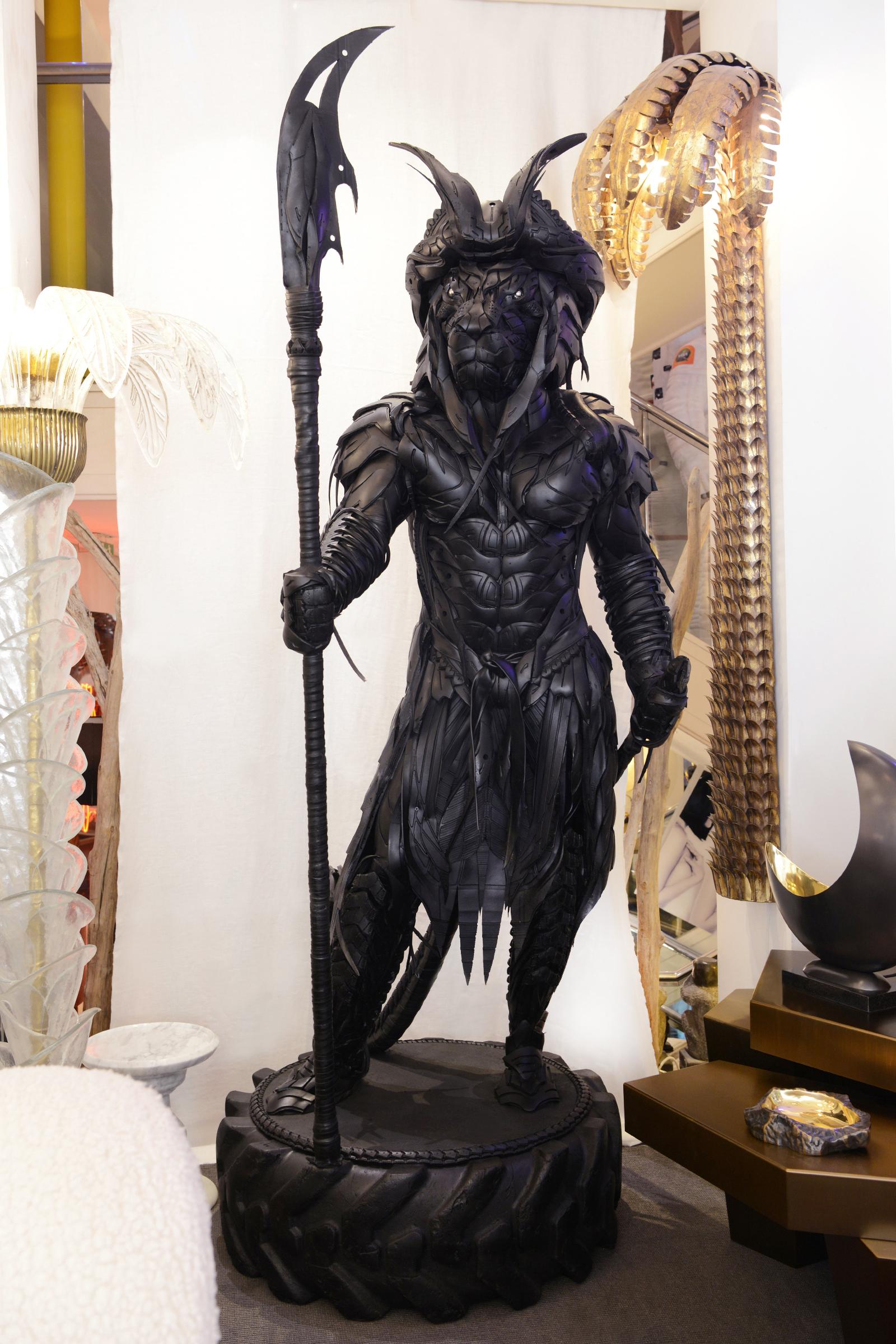 Escultura Desierto Samurai totalmente de caucho 
de neumáticos nuevos, esculpidos y montados a mano.
Pieza excepcional y única.