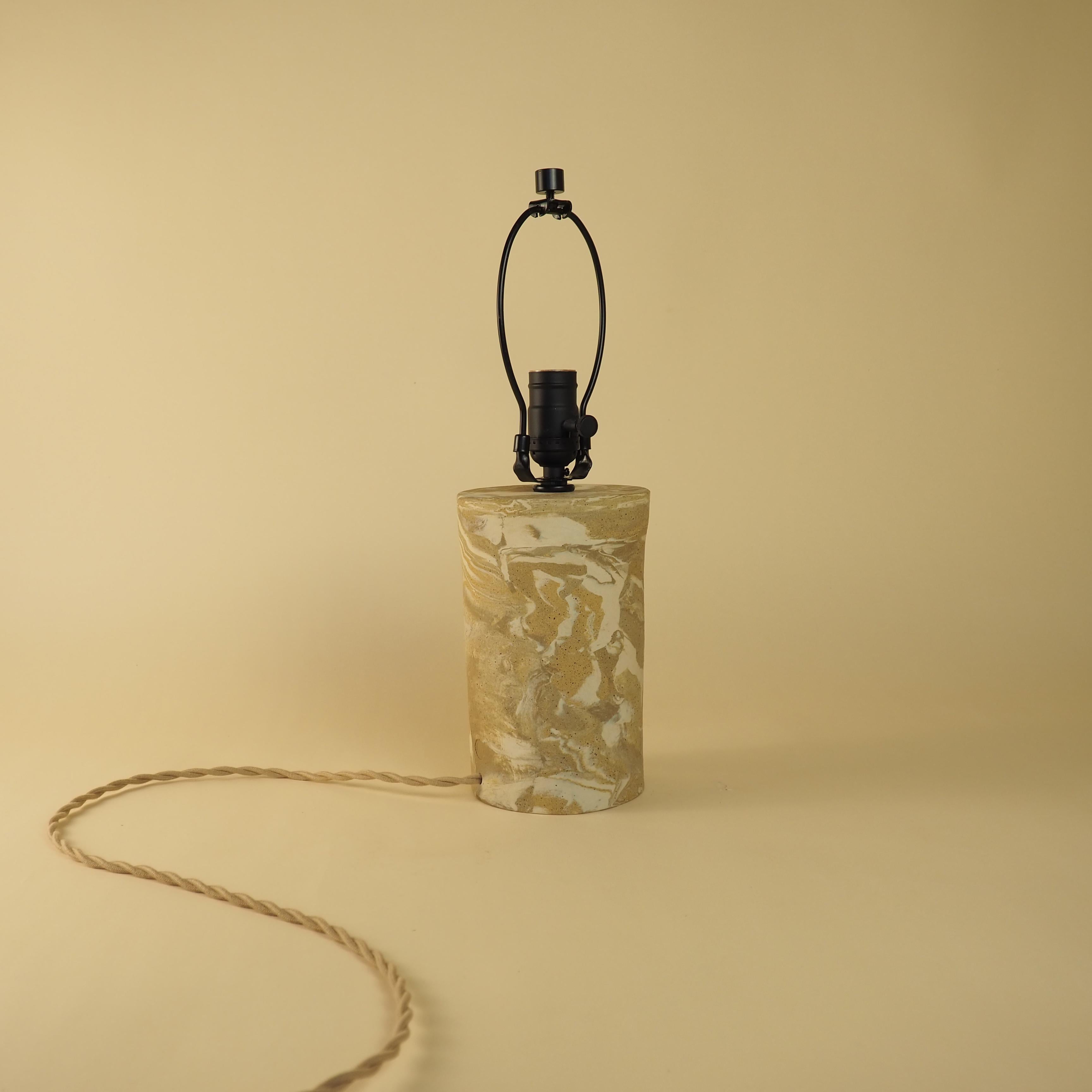 Arte popolare Lampada Desert Waves di Nani Goods Lampada da tavolo in ceramica contemporanea Nanis