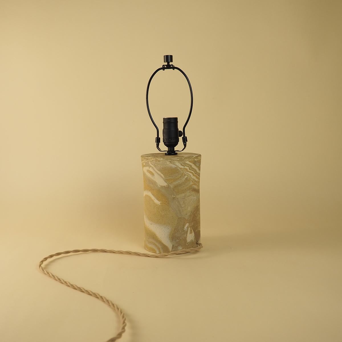 Americano Lampada Desert Waves di Nani Goods Lampada da tavolo in ceramica contemporanea Nanis