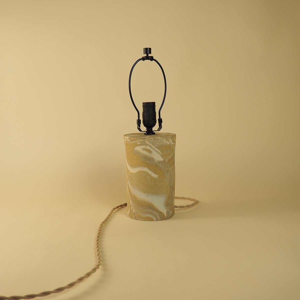 Fatto a mano Lampada Desert Waves di Nani Goods Lampada da tavolo in ceramica contemporanea Nanis