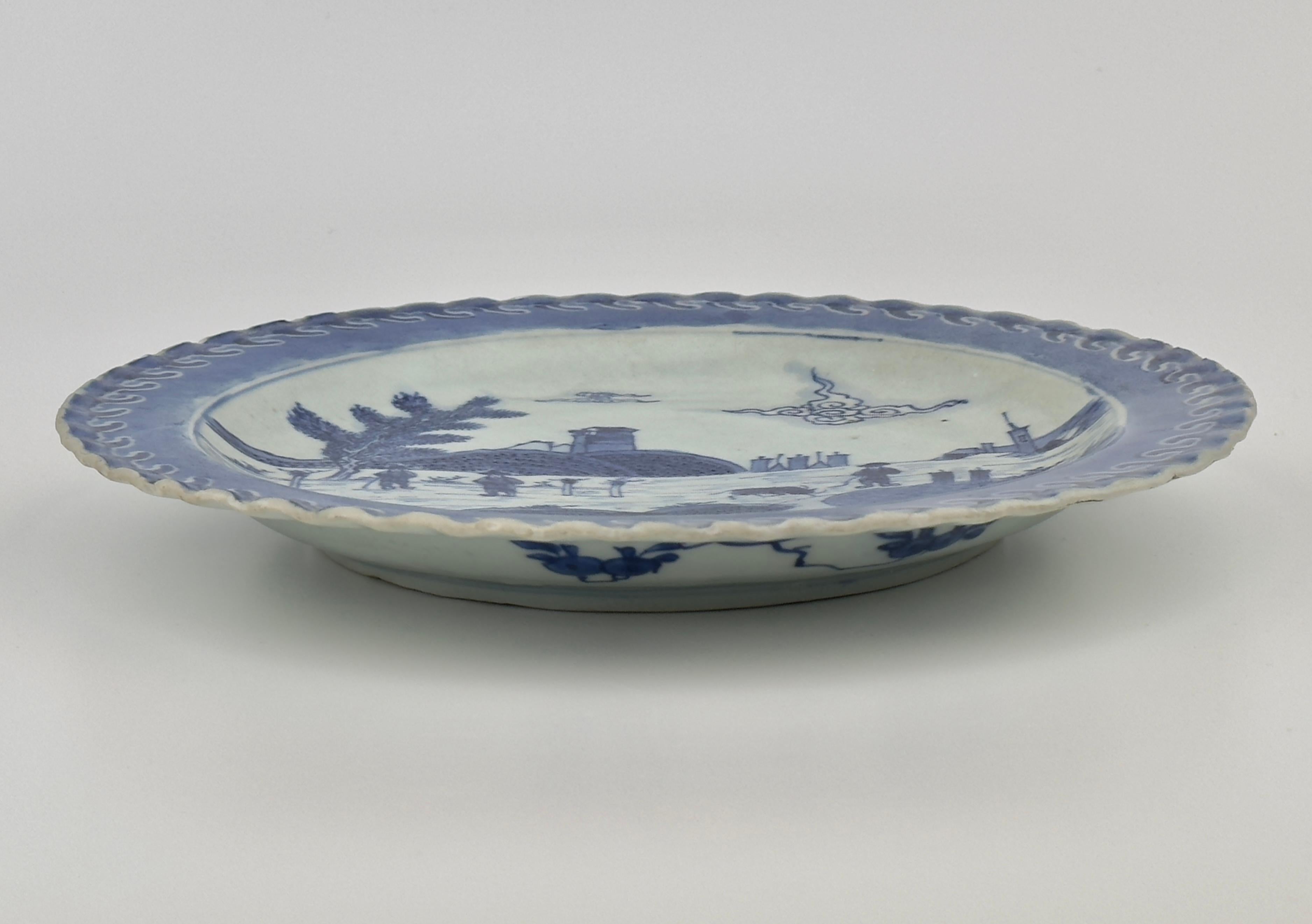 Chinoiseries  Plat bleu et blanc à motif de l'île de Deshima vers 1725, Dynastie Qing, époque Yongzheng en vente