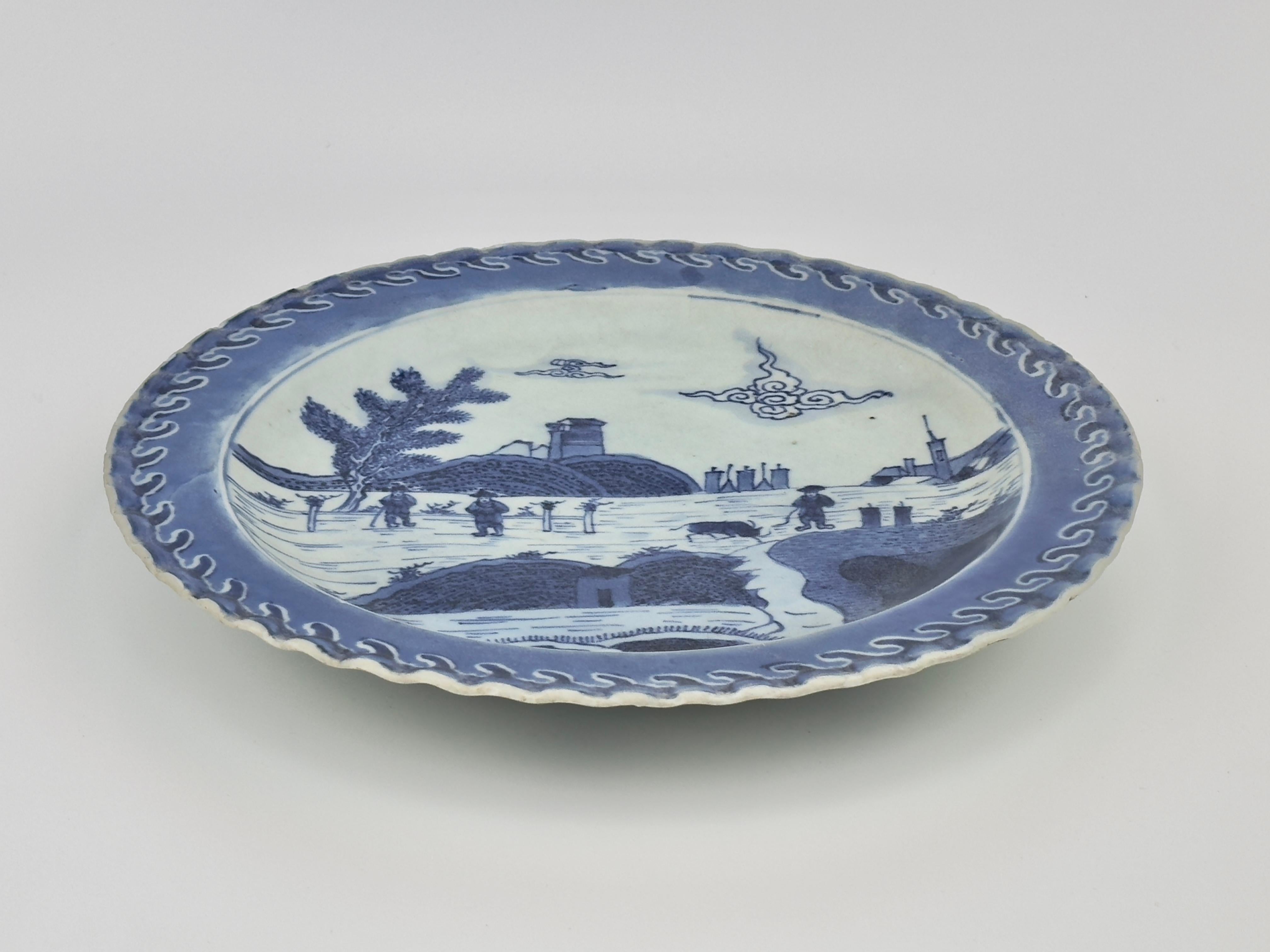 Vernissé  Plat bleu et blanc à motif de l'île de Deshima vers 1725, Dynastie Qing, époque Yongzheng en vente