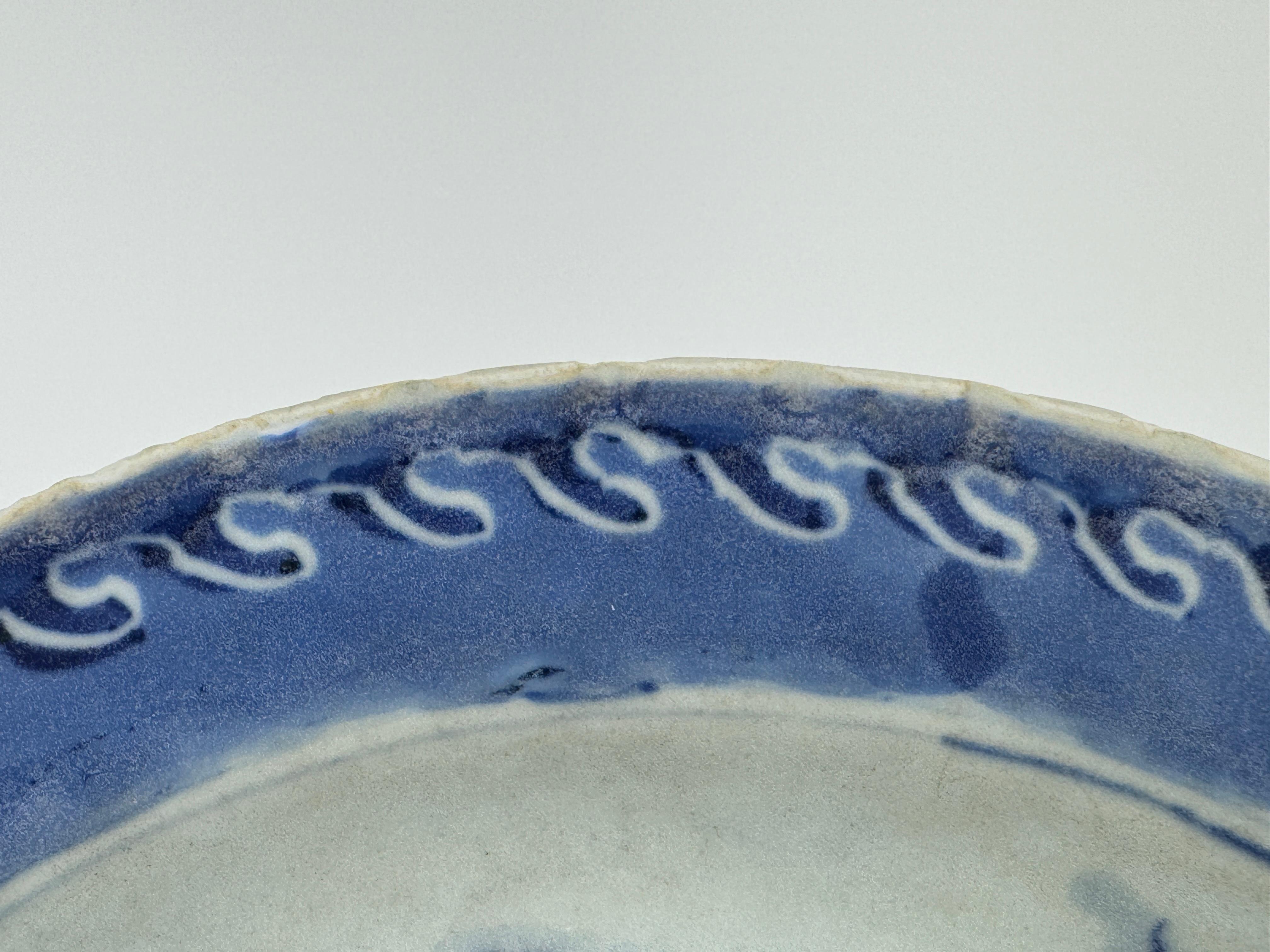Début du XVIIIe siècle  Plat bleu et blanc à motif de l'île de Deshima vers 1725, Dynastie Qing, époque Yongzheng en vente