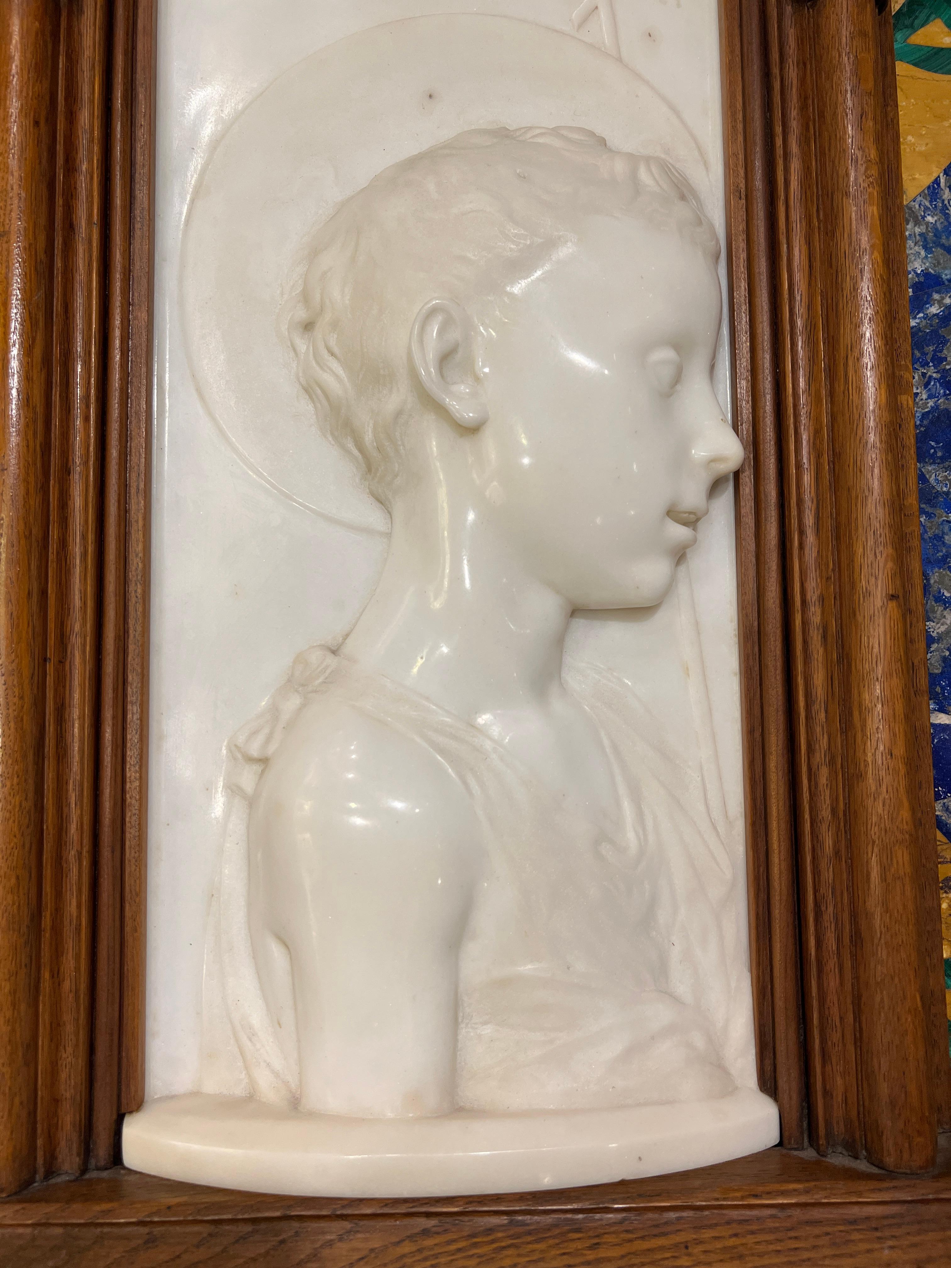 Seltenes italienisches weies Marmorrelief des  Jungen Heiligen Johannes des Baptisten, um 1860 (Weiß), Figurative Sculpture, von Desiderio Da Settignano