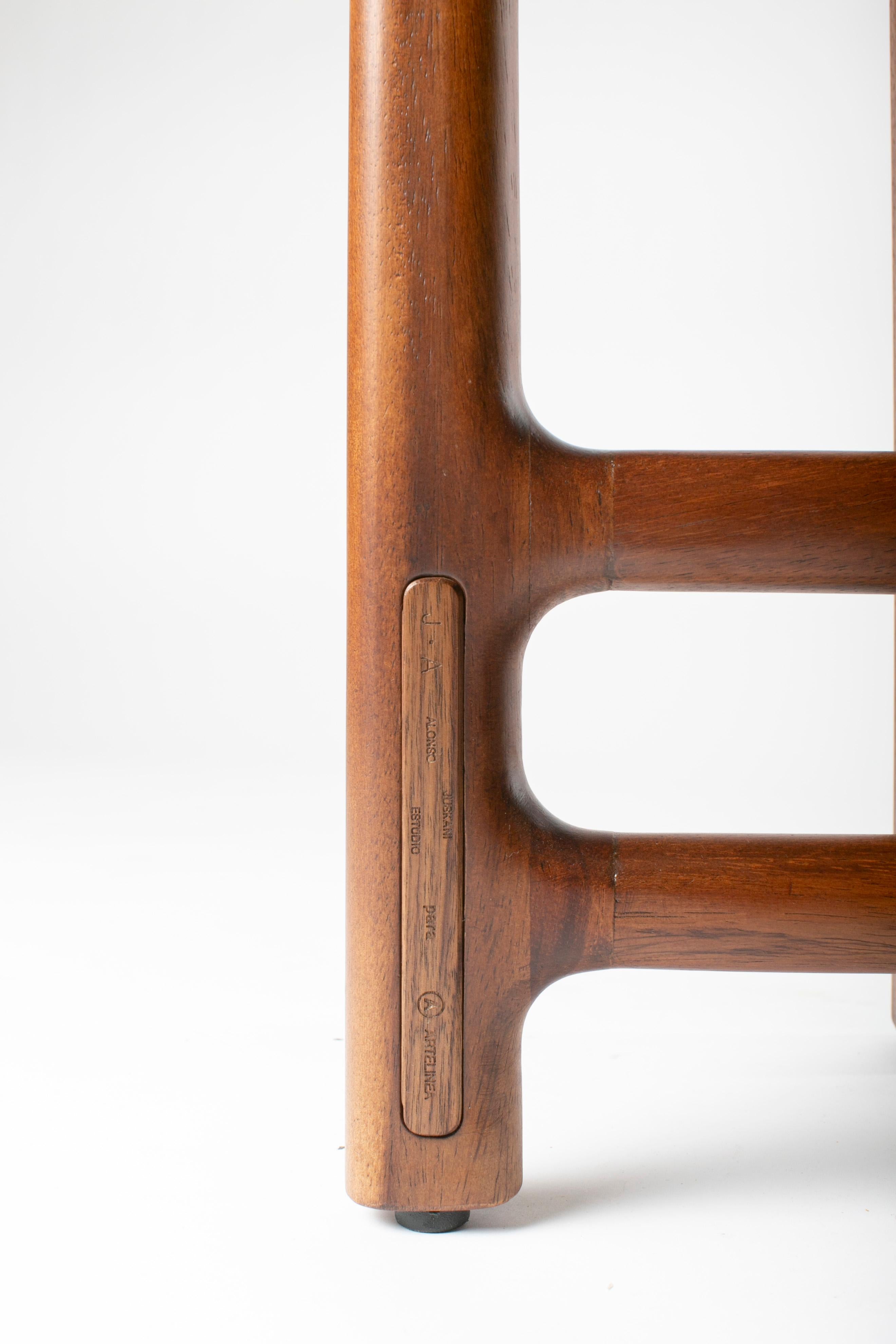 Desierto Garderobenständer, Parota-Holz, Contemporary Mexican Design by Juskani Alonso im Angebot 1