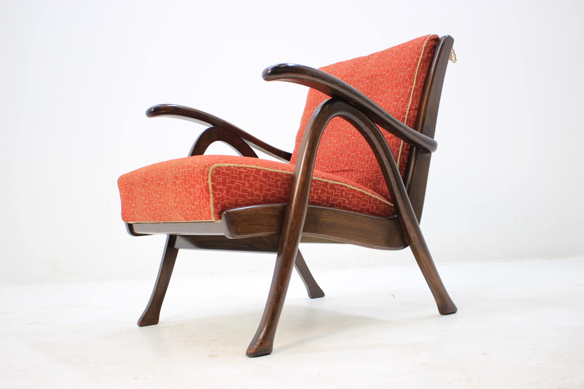 - 1930s
- maker: Thonet
- very good original condition including original upholstery
- labeled
- geometric pattern textile.
