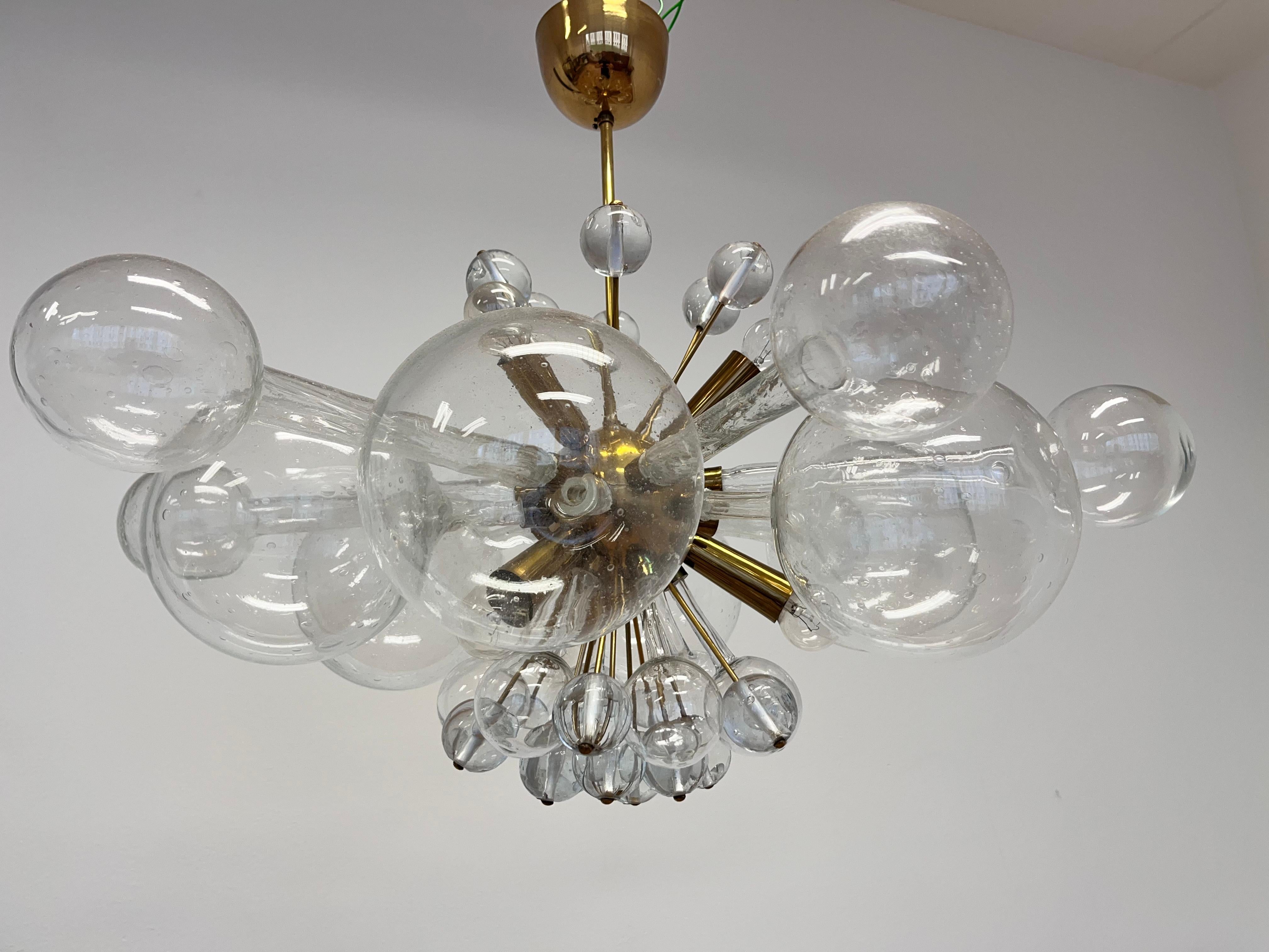 Tchèque Design Lustre en verre d'art et laiton par Rene Roubicek / Tchécoslovaquie-1960s en vente