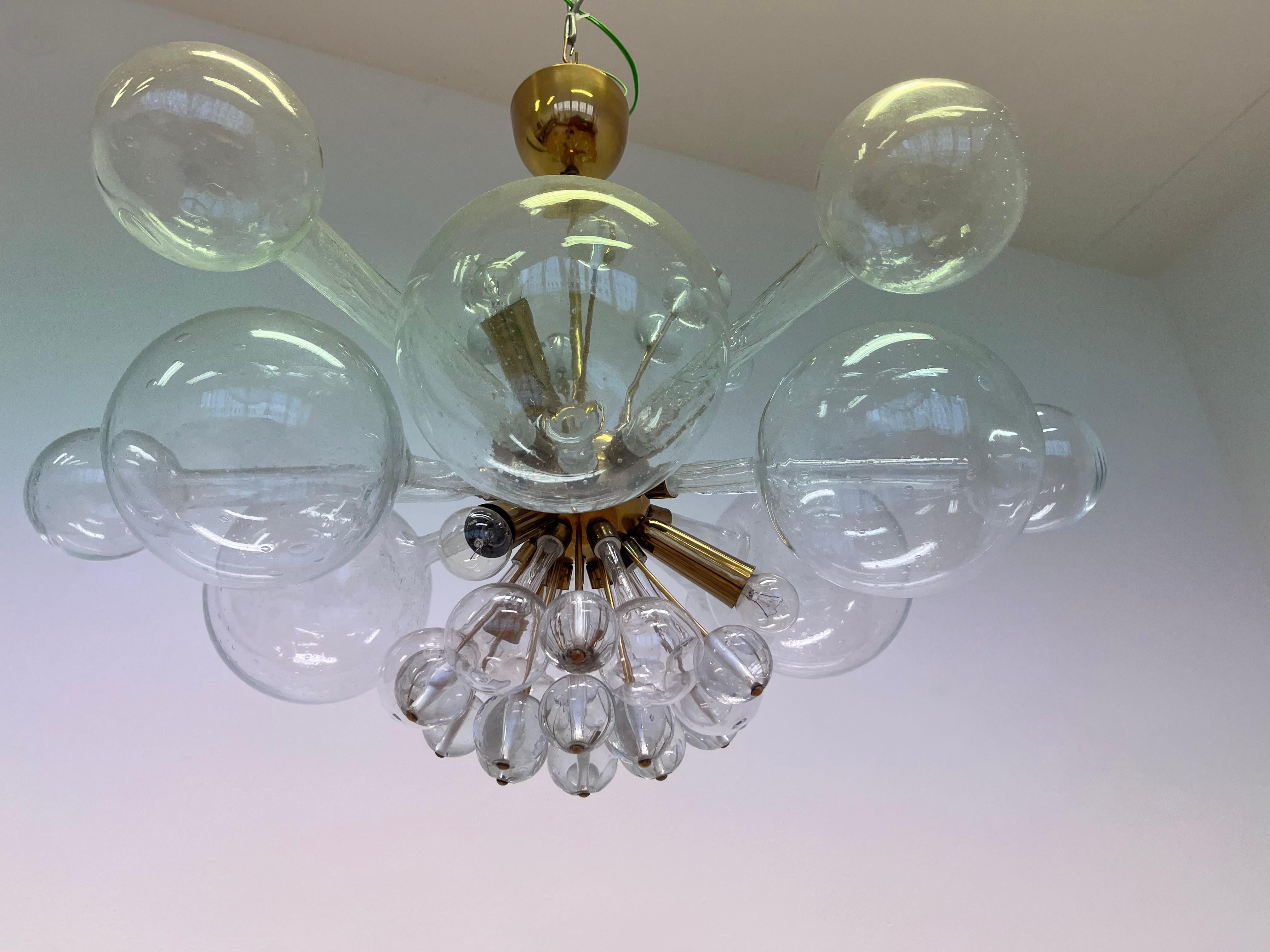 Design Lustre en verre d'art et laiton par Rene Roubicek / Tchécoslovaquie-1960s Bon état - En vente à Praha, CZ
