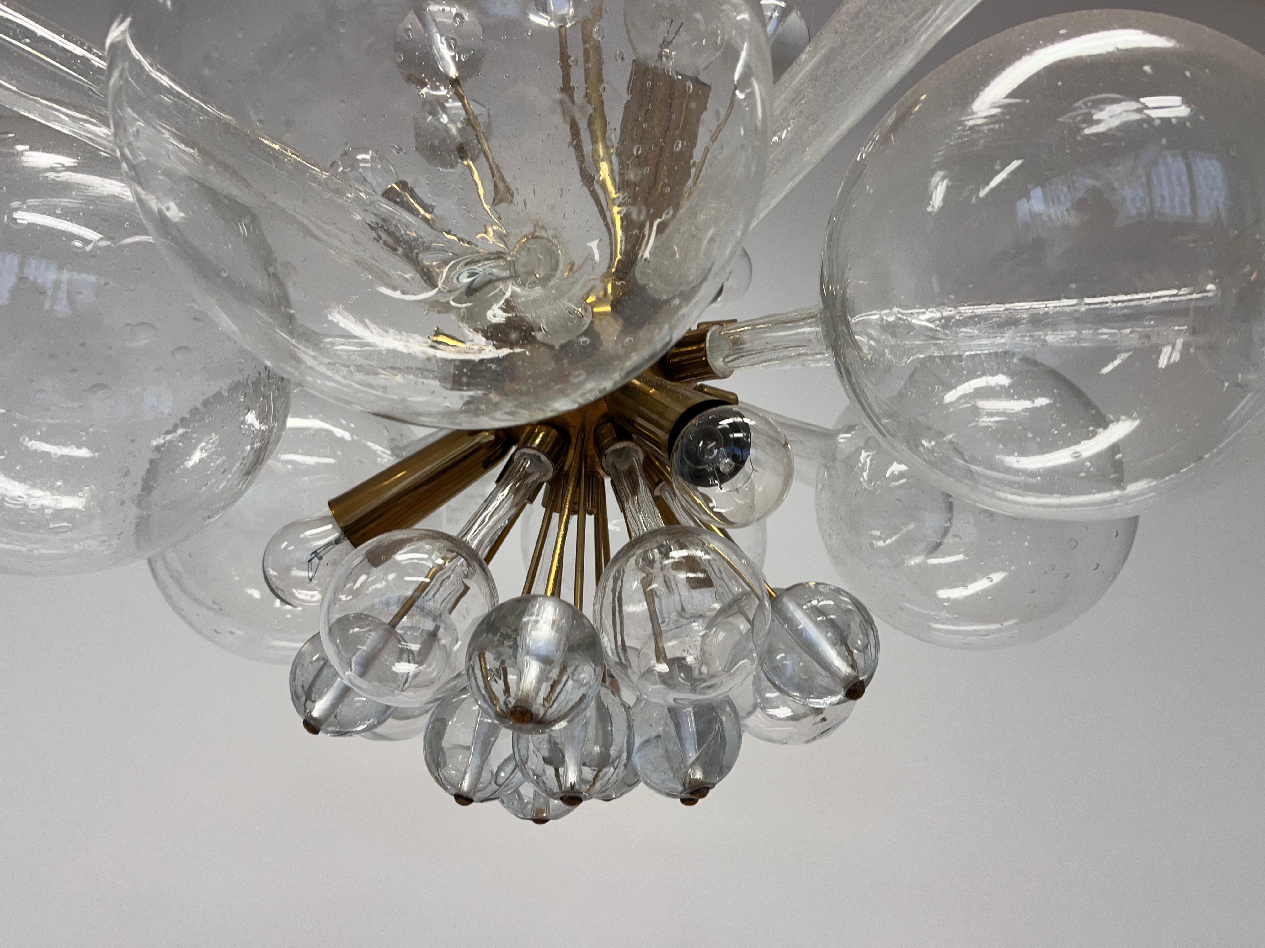 Milieu du XXe siècle Design Lustre en verre d'art et laiton par Rene Roubicek / Tchécoslovaquie-1960s en vente