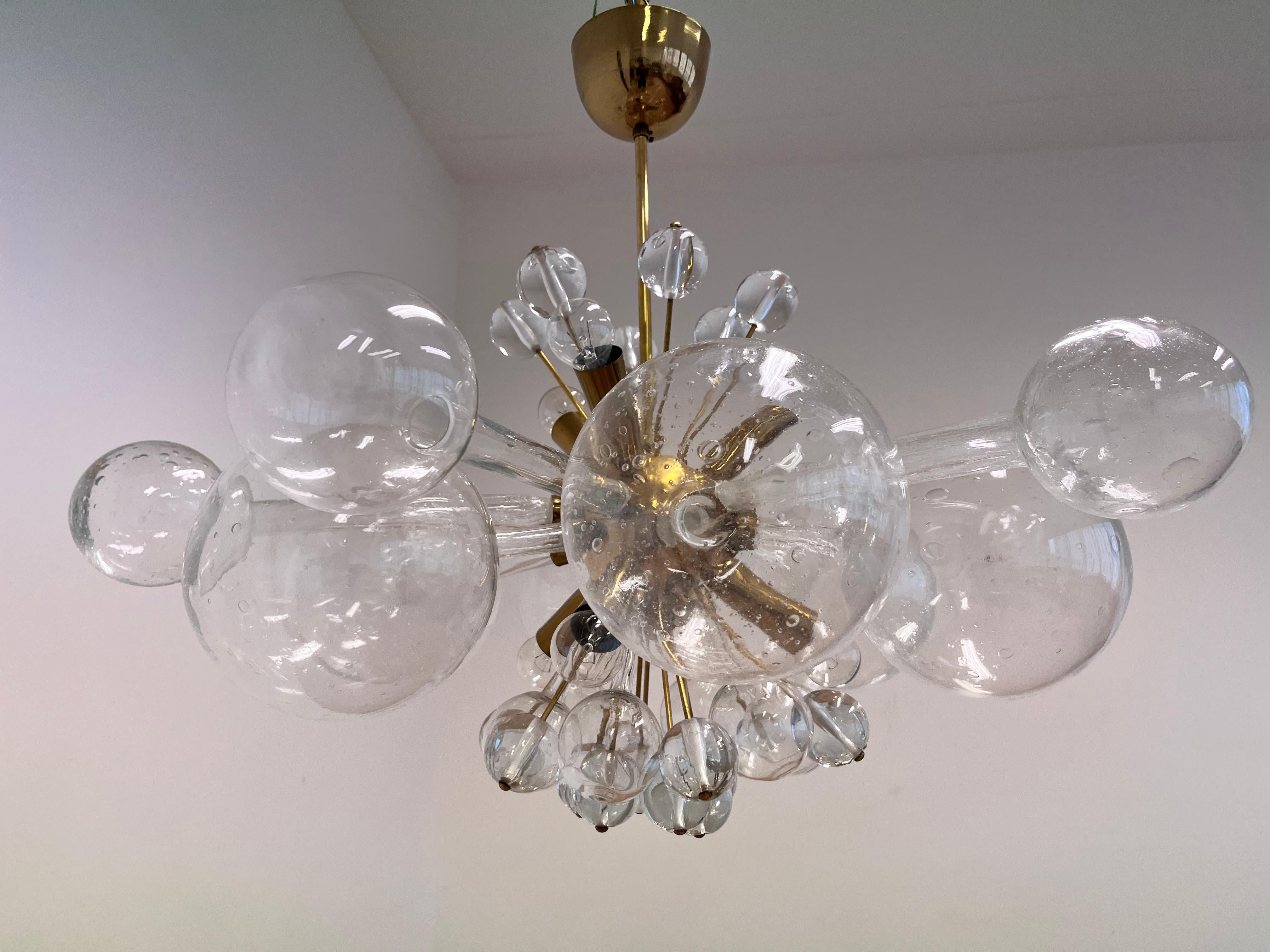 Laiton Design Lustre en verre d'art et laiton par Rene Roubicek / Tchécoslovaquie-1960s en vente