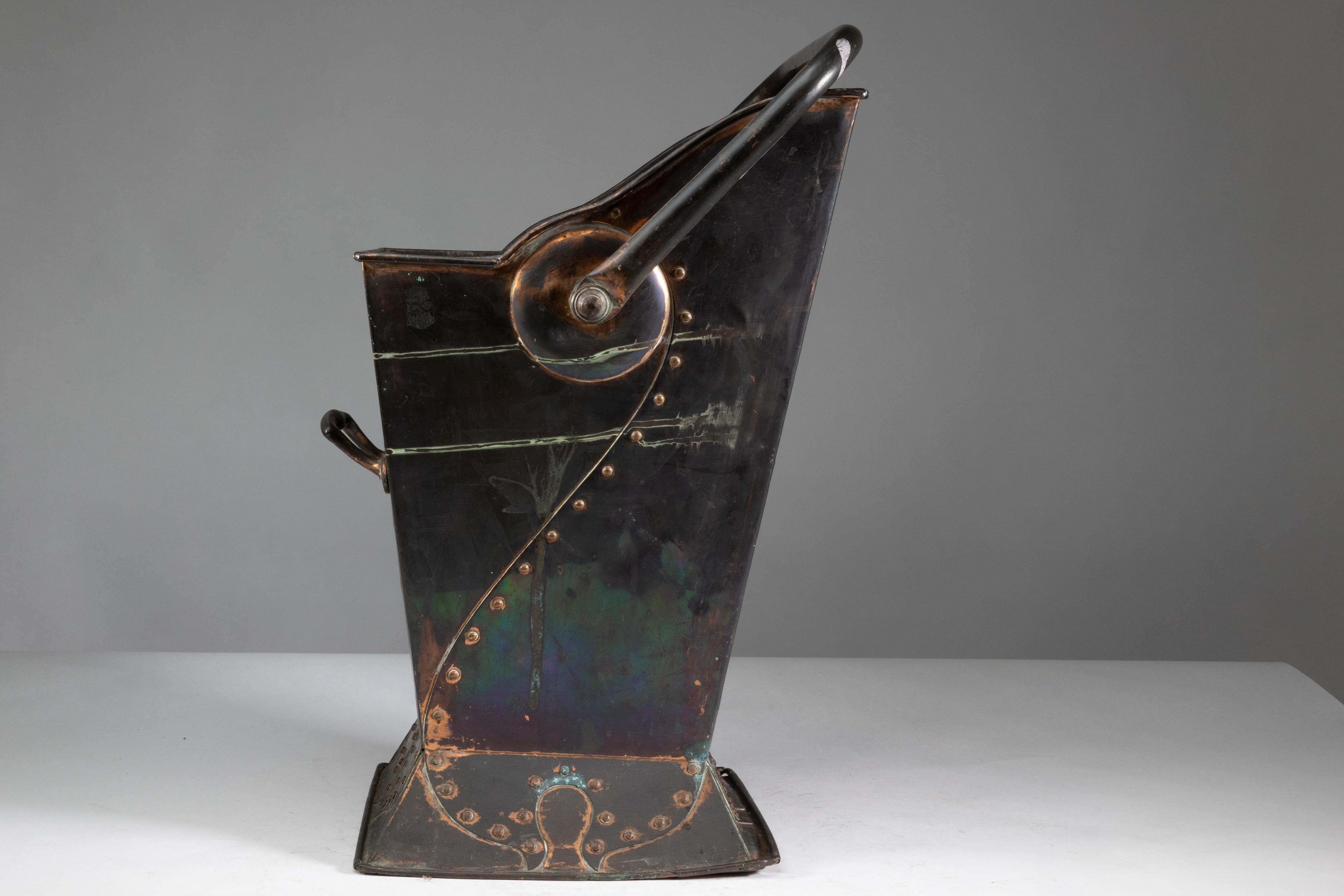 Robert Hilton. Un secchio per il carbone in rame di Arts & Crafts con un singolo fiore in semi. in vendita 1