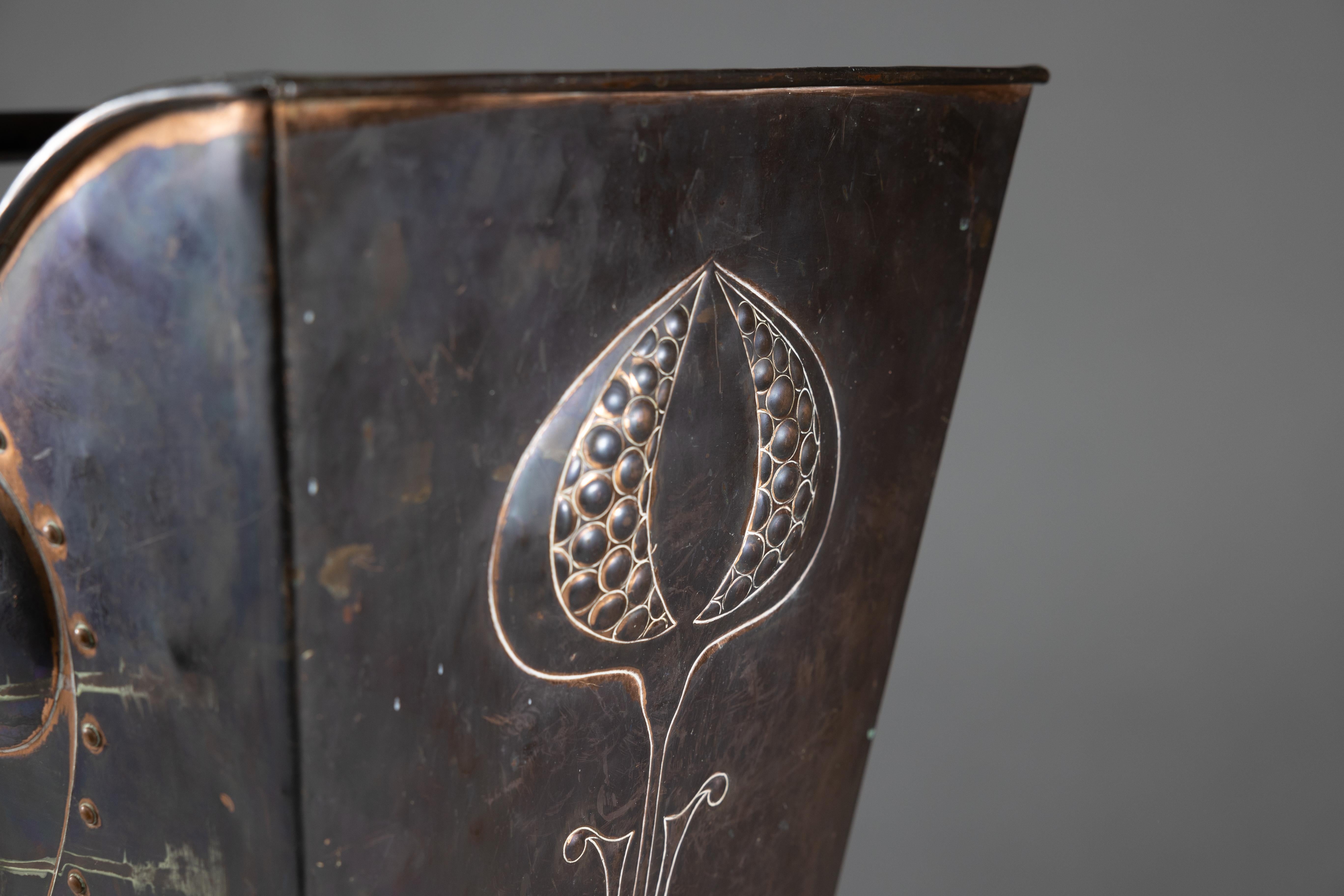 Robert Hilton. An Arts & Crafts copper coal bucket with a single flower in seed. For Sale 3