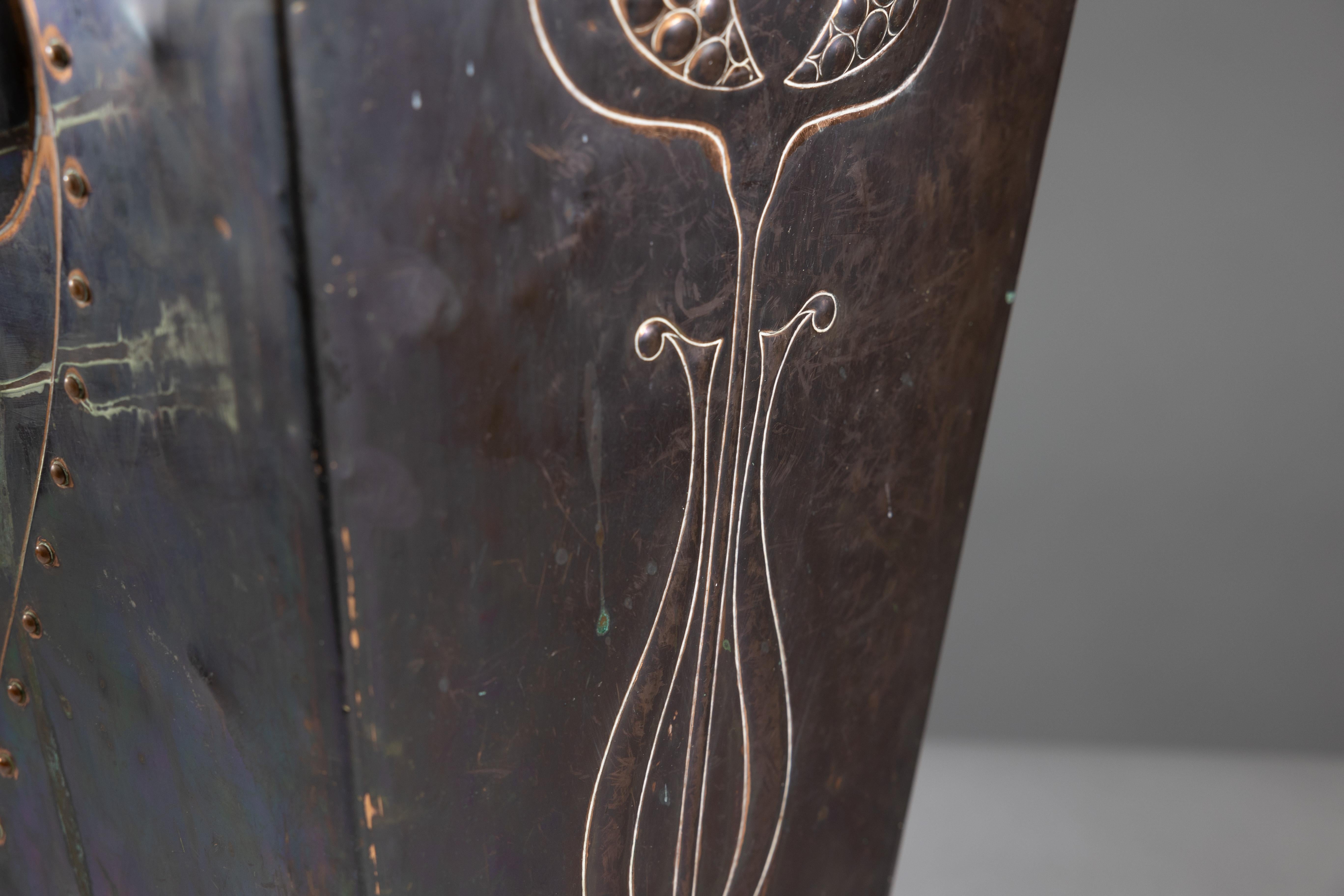 Robert Hilton. Ein Arts and Crafts-Kupferkübel aus Kupfer mit einer einzelnen Blüte in Saat. im Angebot 8