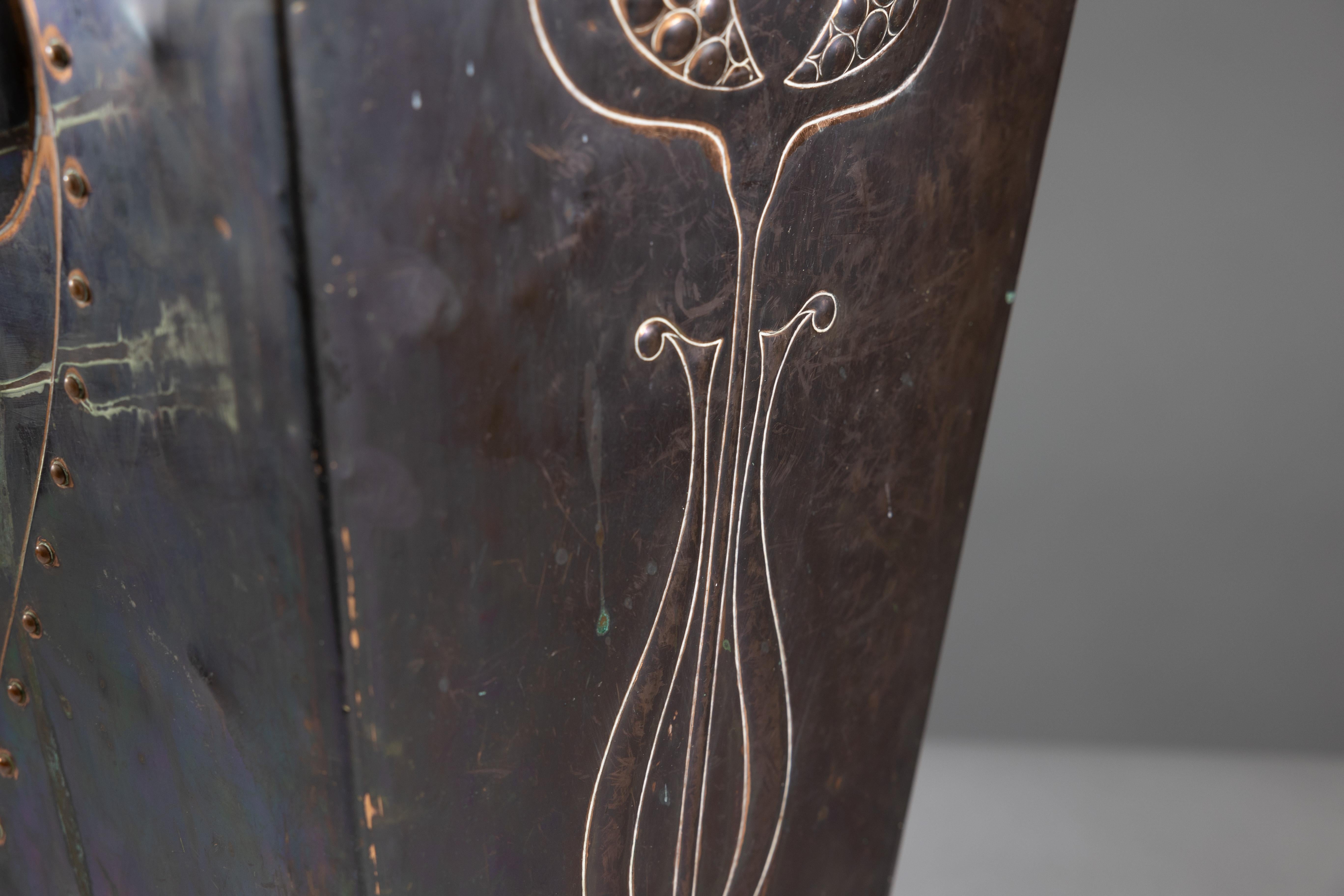 Robert Hilton. Un secchio per il carbone in rame di Arts & Crafts con un singolo fiore in semi. in vendita 6