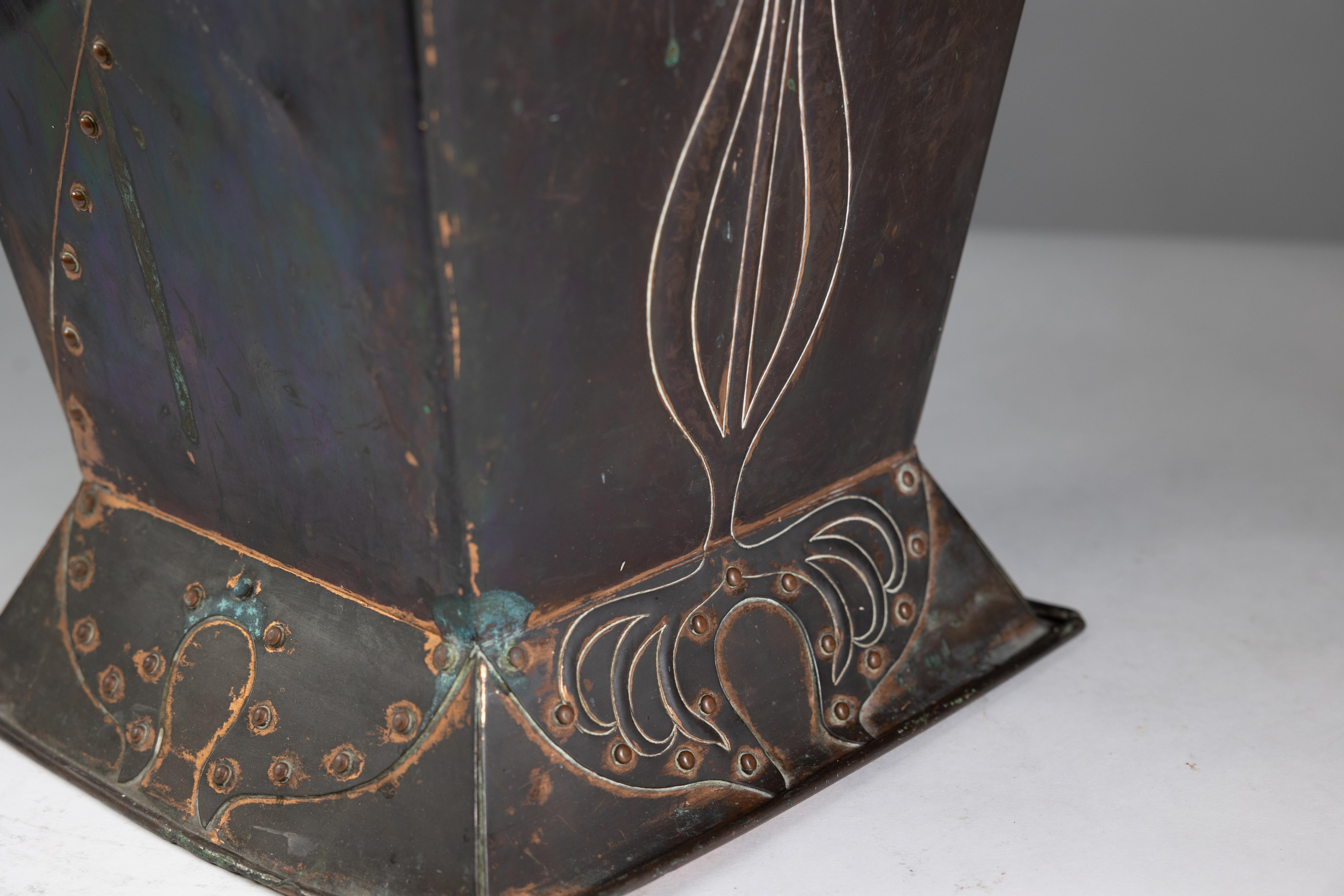 Robert Hilton. An Arts & Crafts copper coal bucket with a single flower in seed. For Sale 7