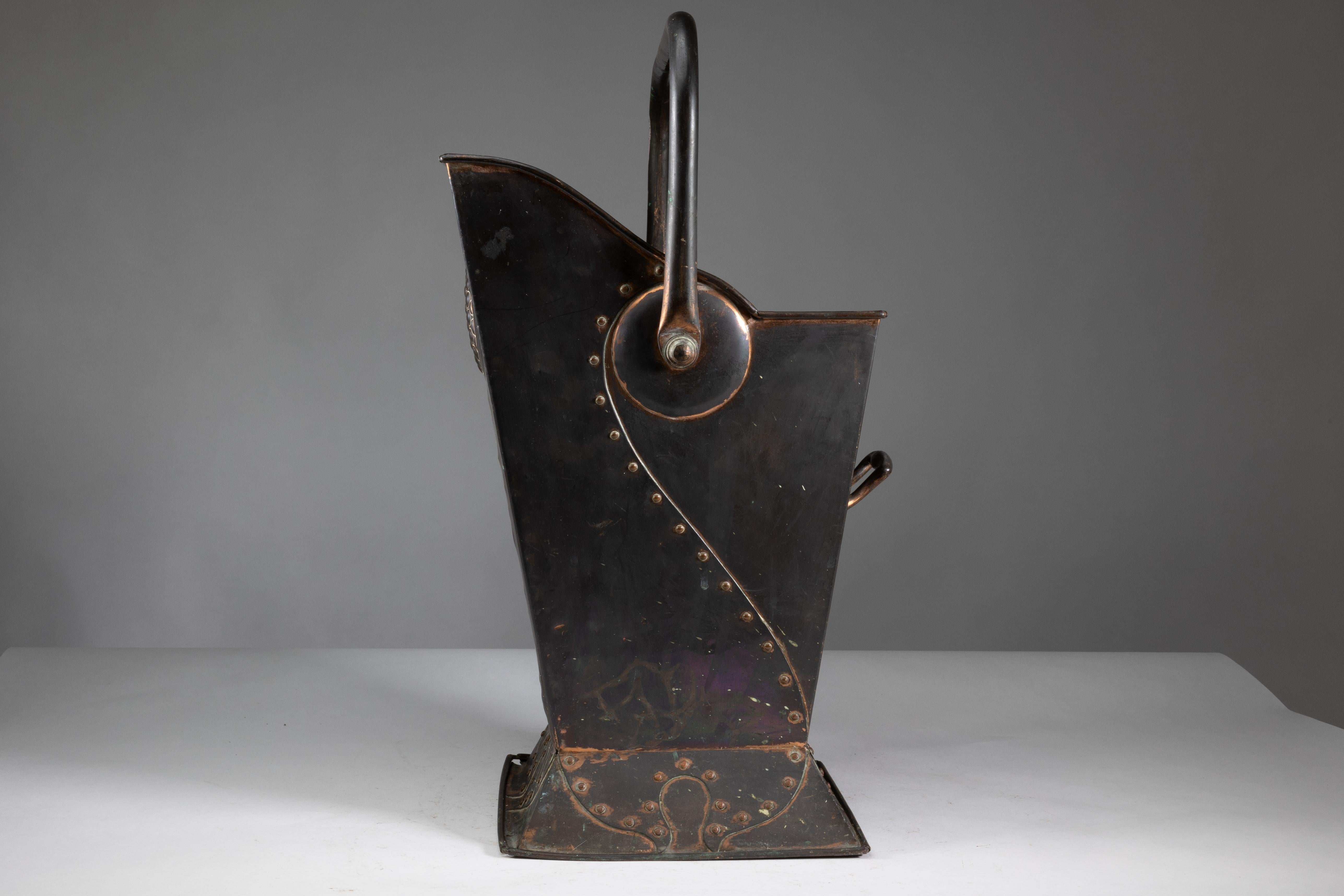 Robert Hilton. Ein Arts and Crafts-Kupferkübel aus Kupfer mit einer einzelnen Blüte in Saat. im Zustand „Gut“ im Angebot in London, GB