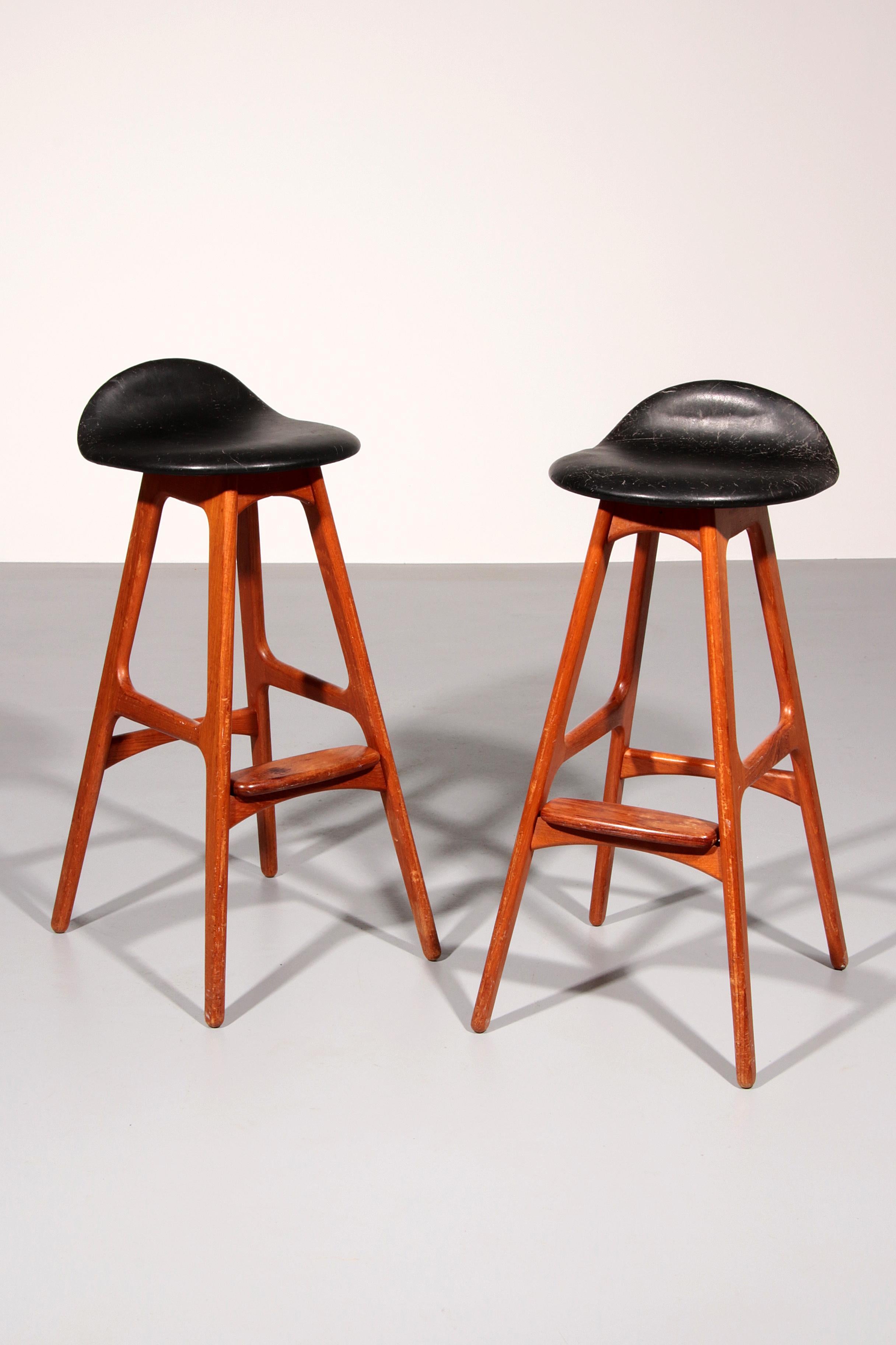 Scandinave moderne Tabouret de bar design en bois et cuir noir par Erik Buch 1960 en vente