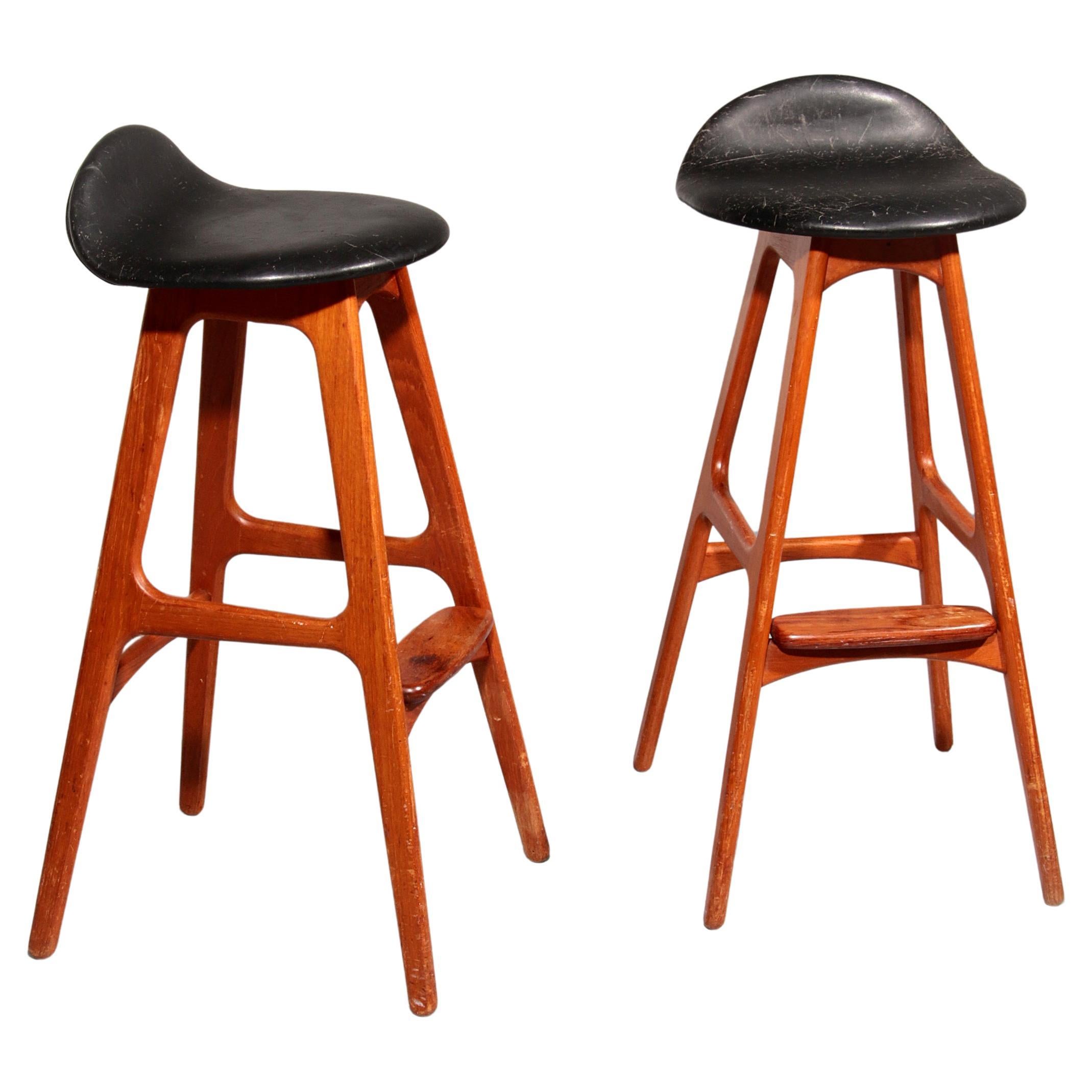 Tabouret de bar design en bois et cuir noir par Erik Buch 1960 en vente