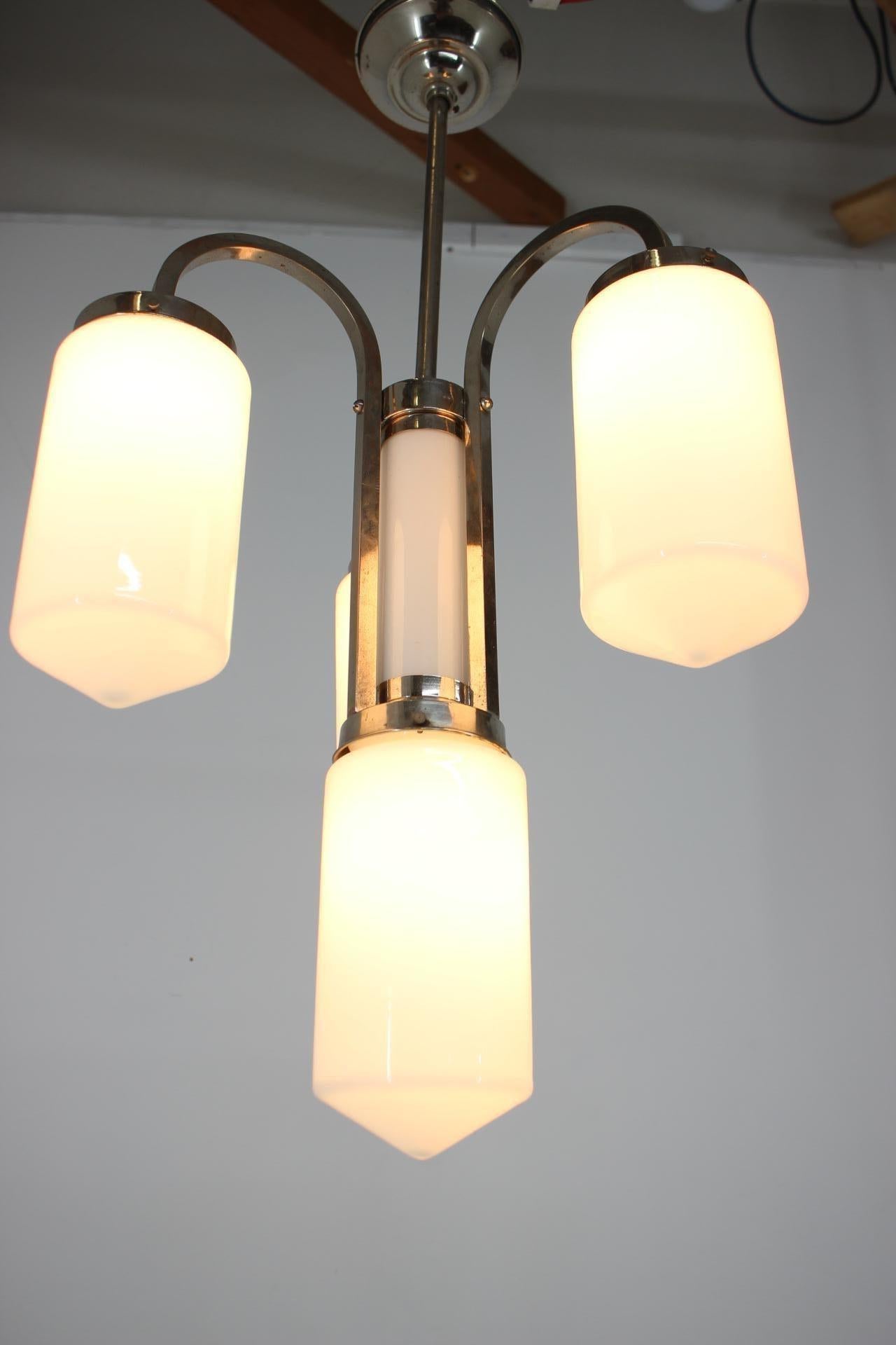 Milieu du XXe siècle Lampe à suspension Bauhaus en chrome et verre, design des années 1930 en vente